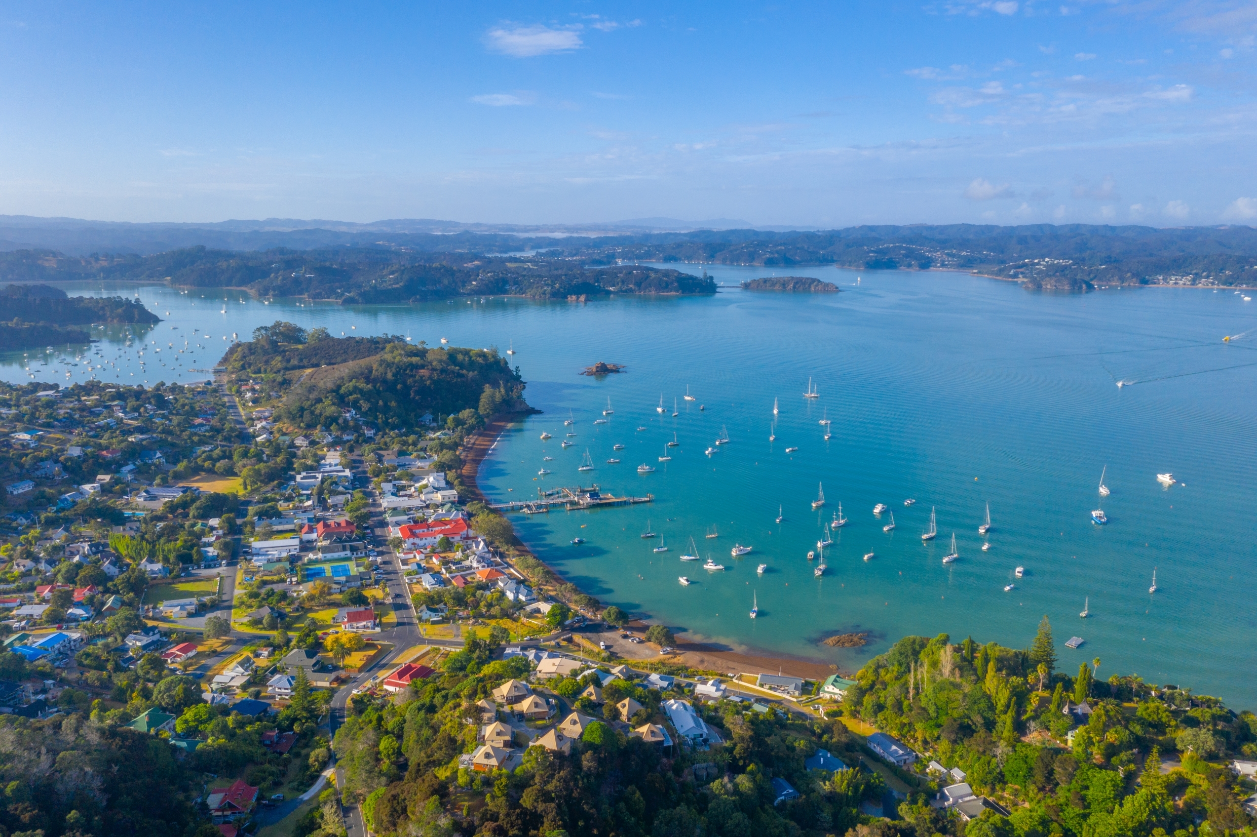 Dronefoto af Russell havn og kystlinje på New Zealand