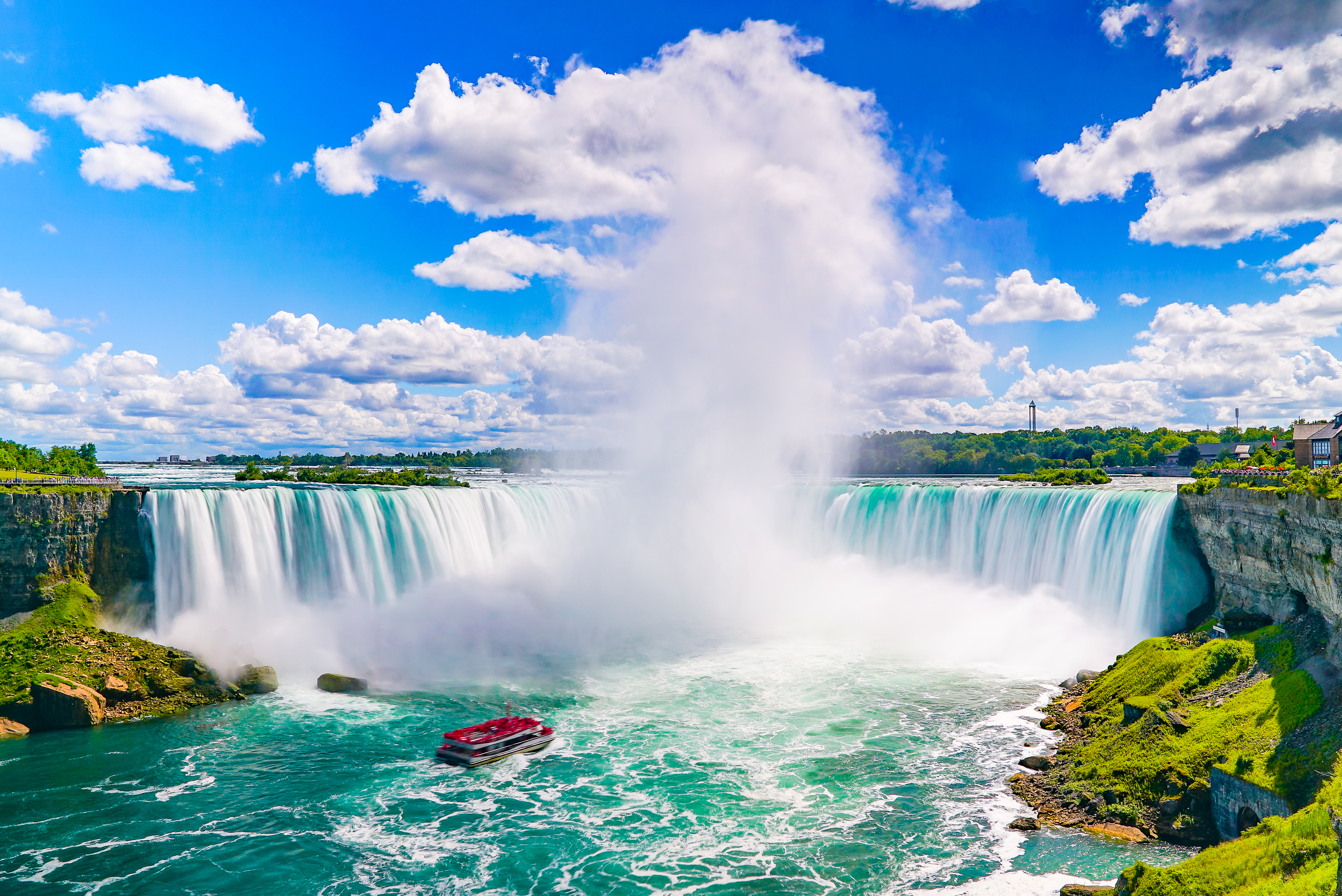 Storslået udsigt over det berømte Niagara Falls med det karakteristiske blågrønne vand og tågedis, der stiger op fra det brusende vandfald