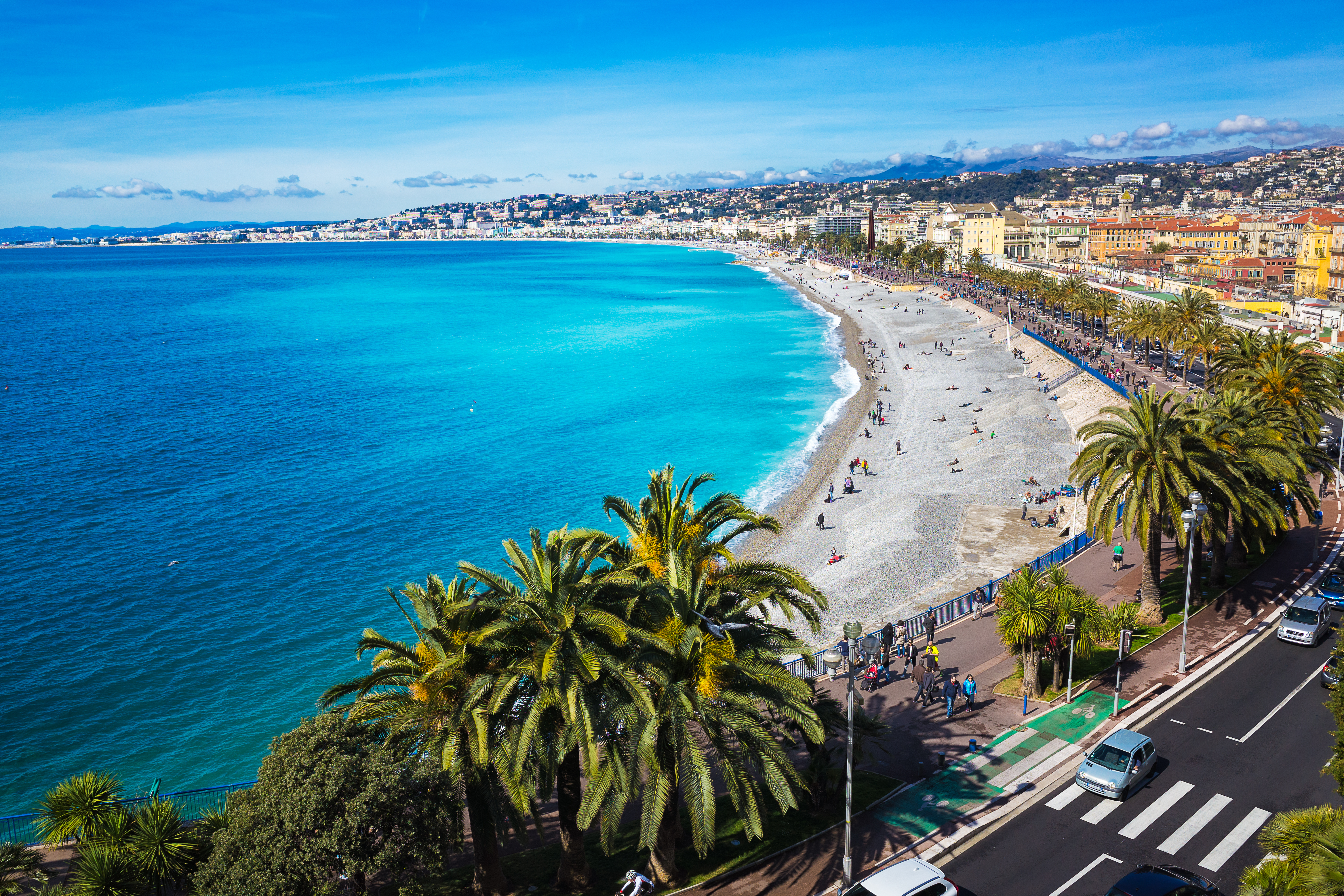 Nice Côte d'Azur med turkisblåt middelhav, sandstrand og palmetræer langs kysten
