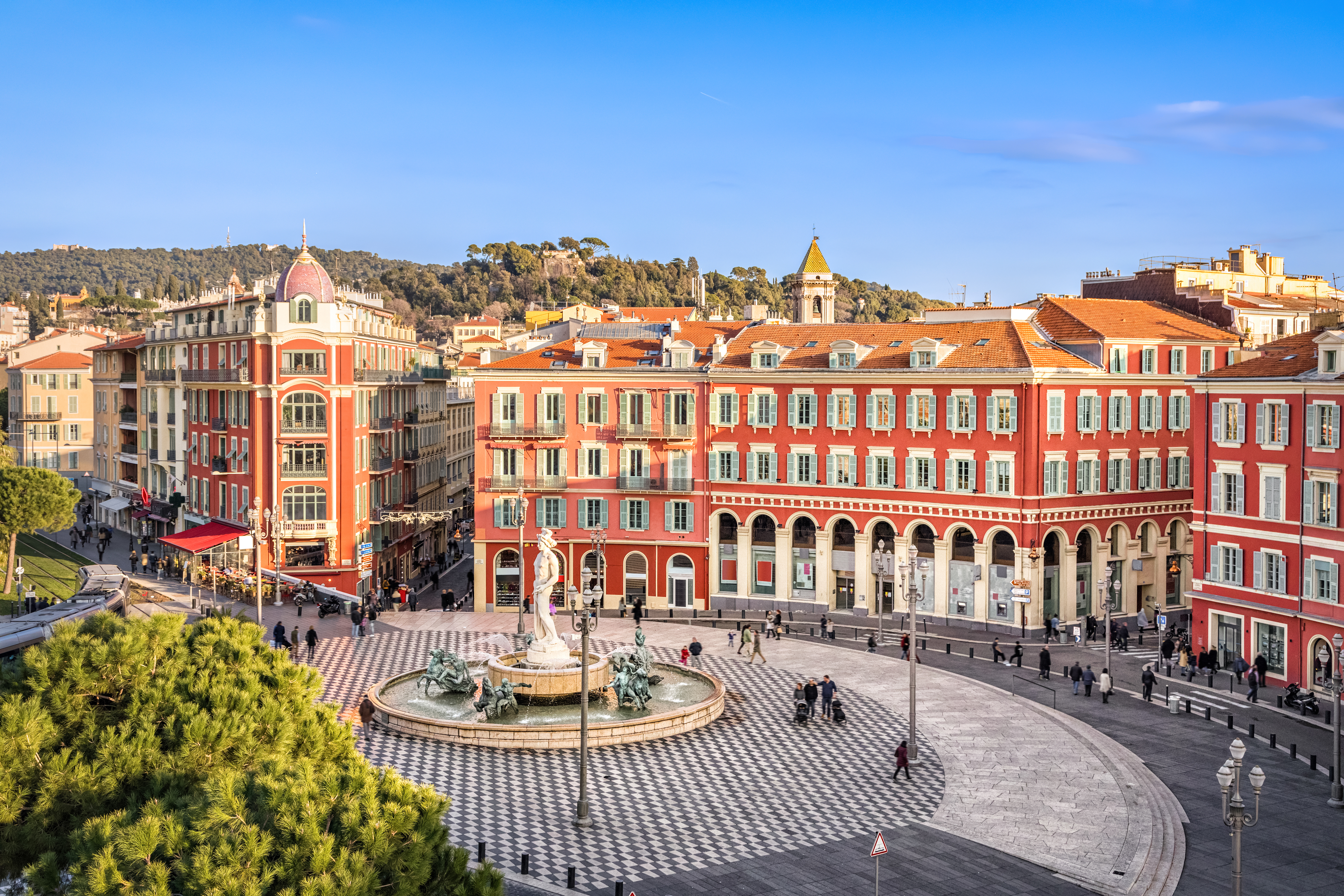 Place Massena i Nice med ikoniske røde bygninger og centralt springvand, Fransk Riviera