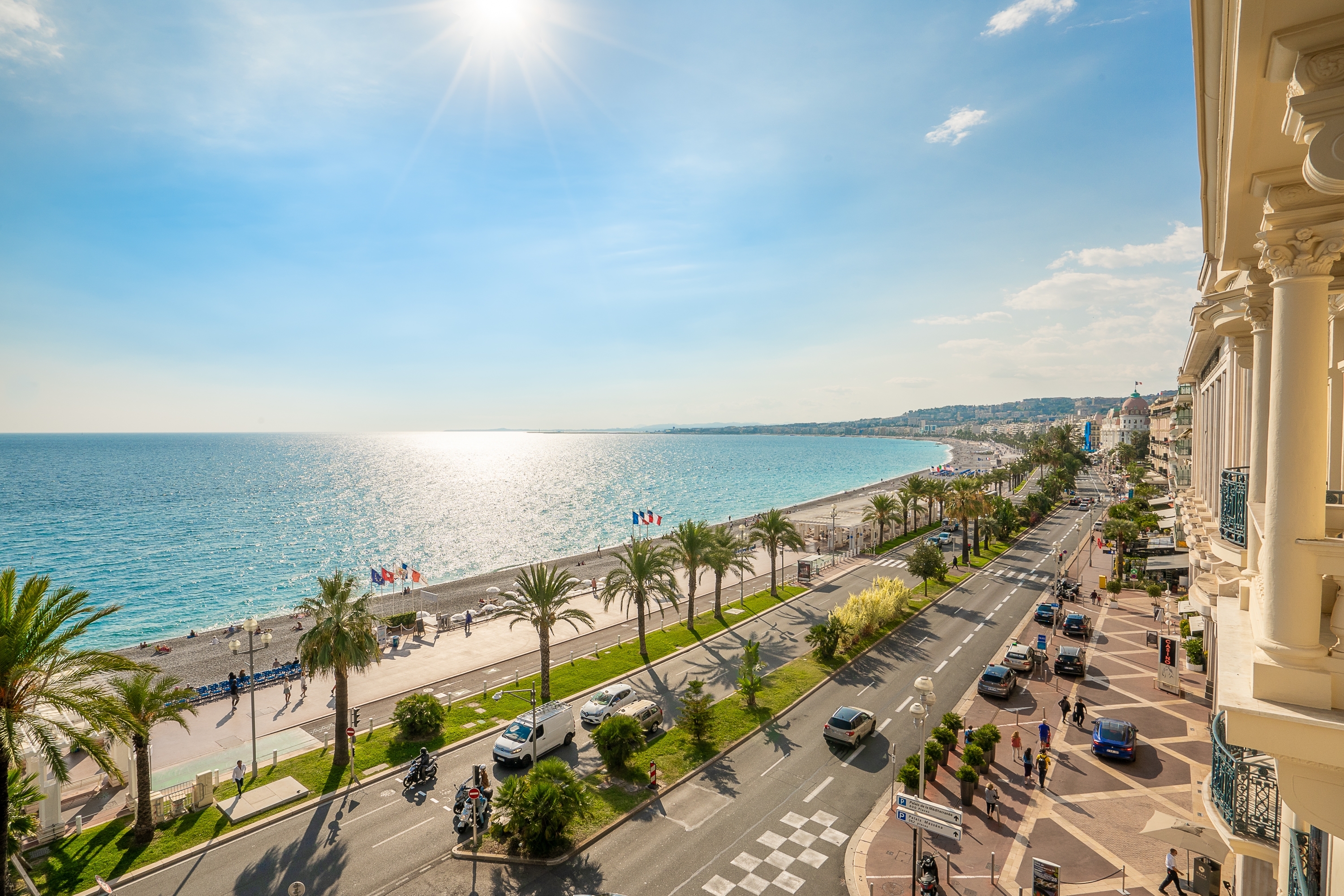 Udsigt over den berømte Promenade des Anglais i Nice, Frankrig, med det smukke Middelhav og palmer