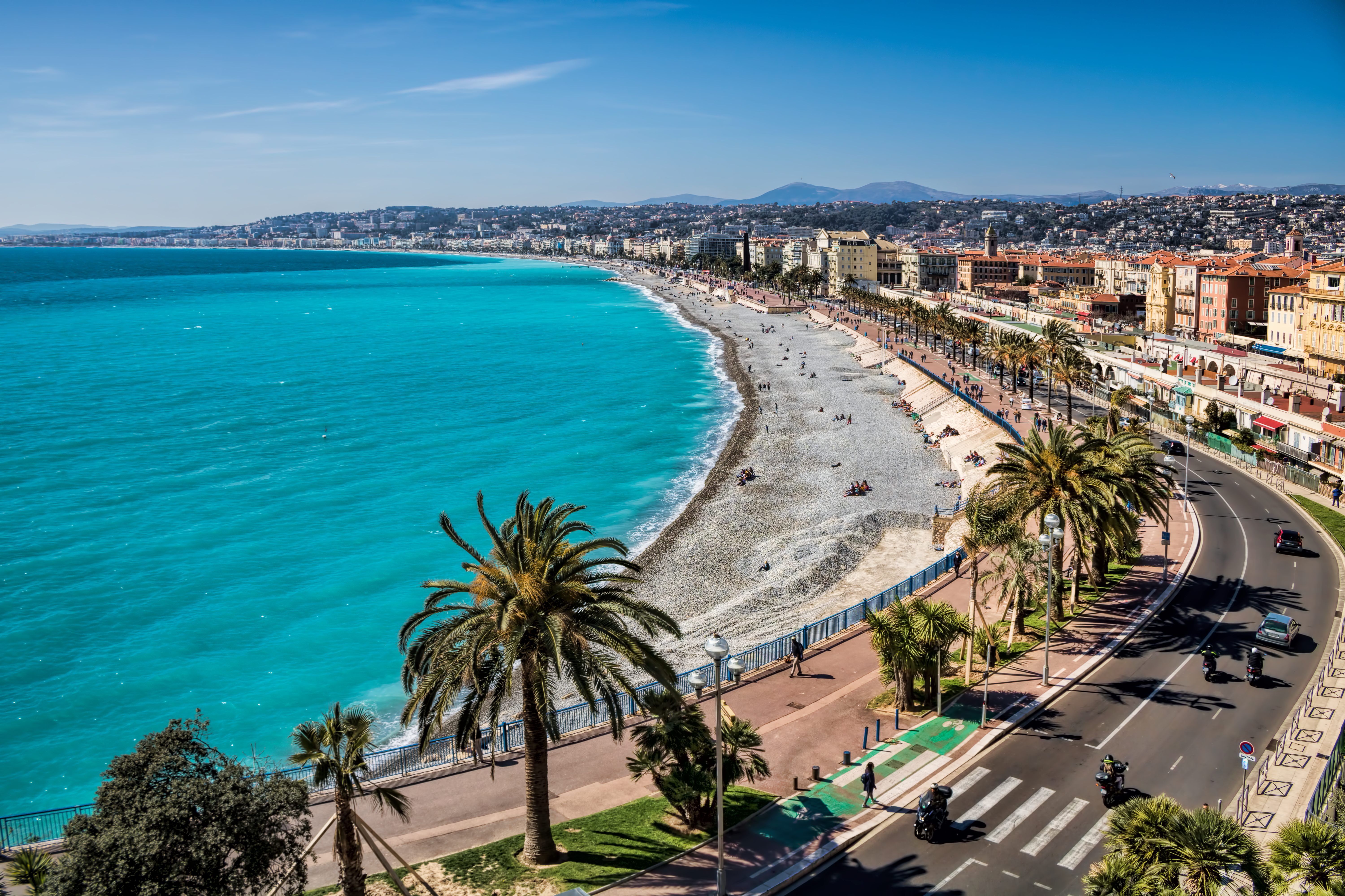Panoramaudsigt over Nice i Frankrig med turkis middelhav og den ikoniske strandpromenade