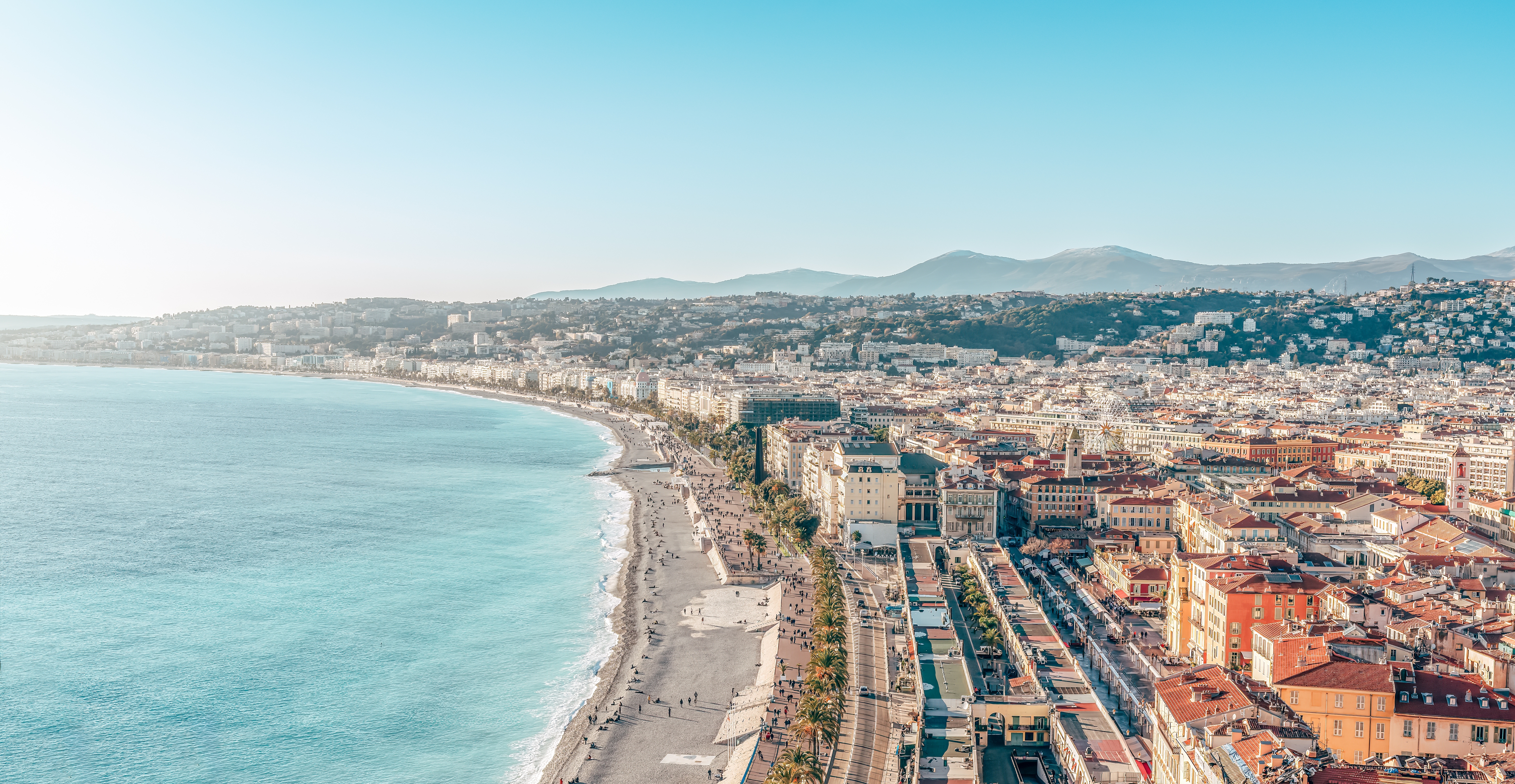 Panoramaudsigt over Nice på den franske riviera med turkist Middelhav og den kendte strandpromenade