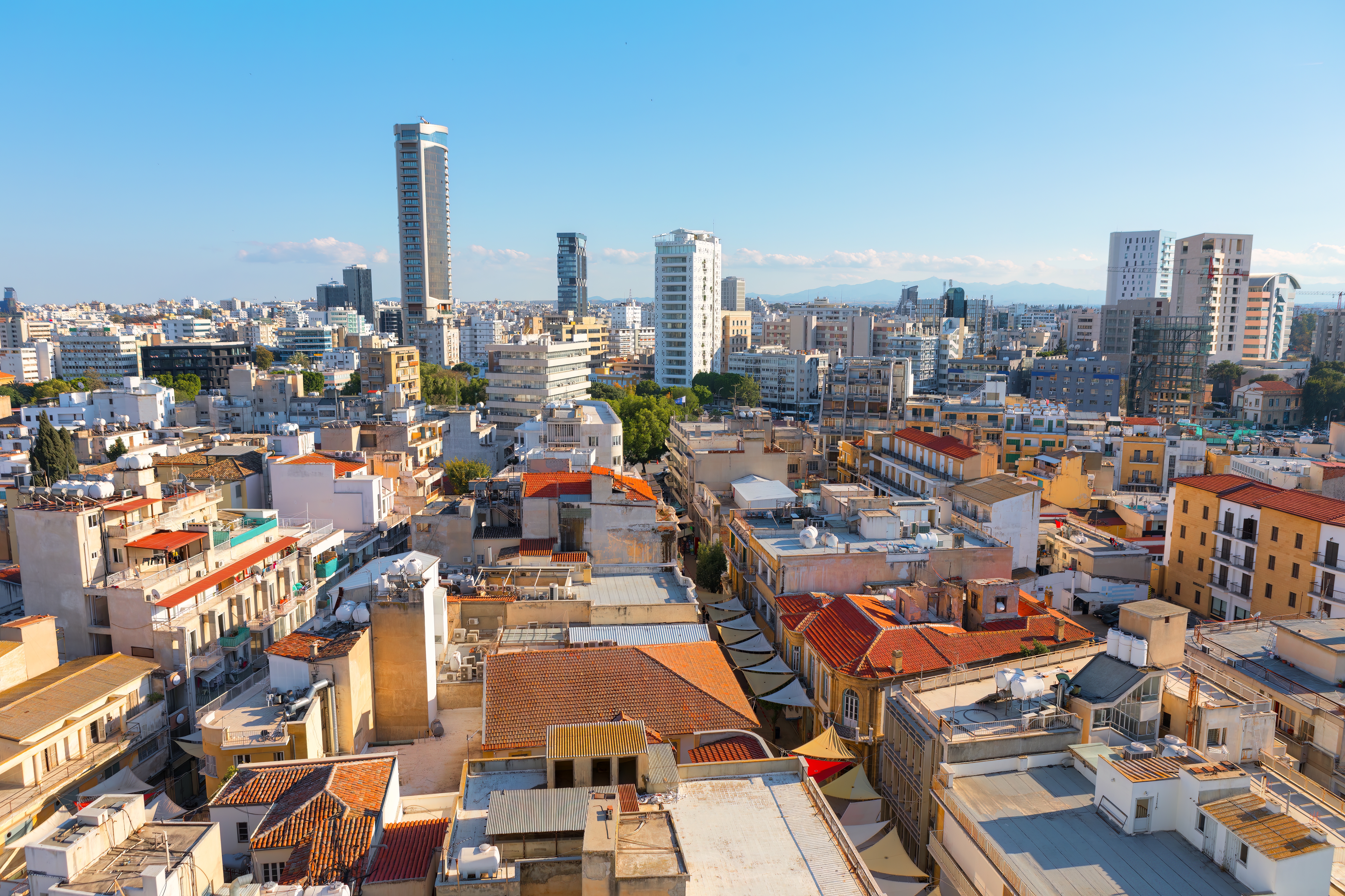 Udsigt over Nicosia bycenter med karakteristiske røde tage og skyskrabere i Cyperns travle hovedstad