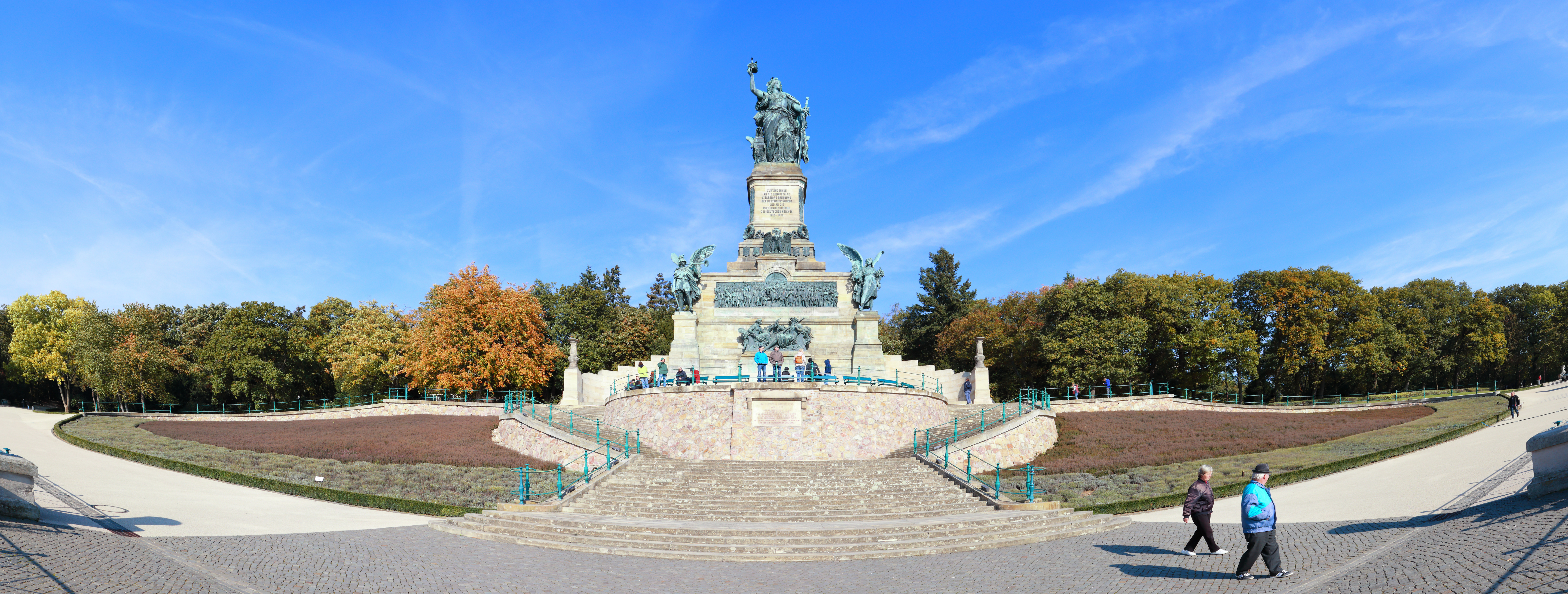 Panoramabillede af det historiske Niederwald-monument over Rüdesheim am Rhein i Hessen, Tyskland om efteråret