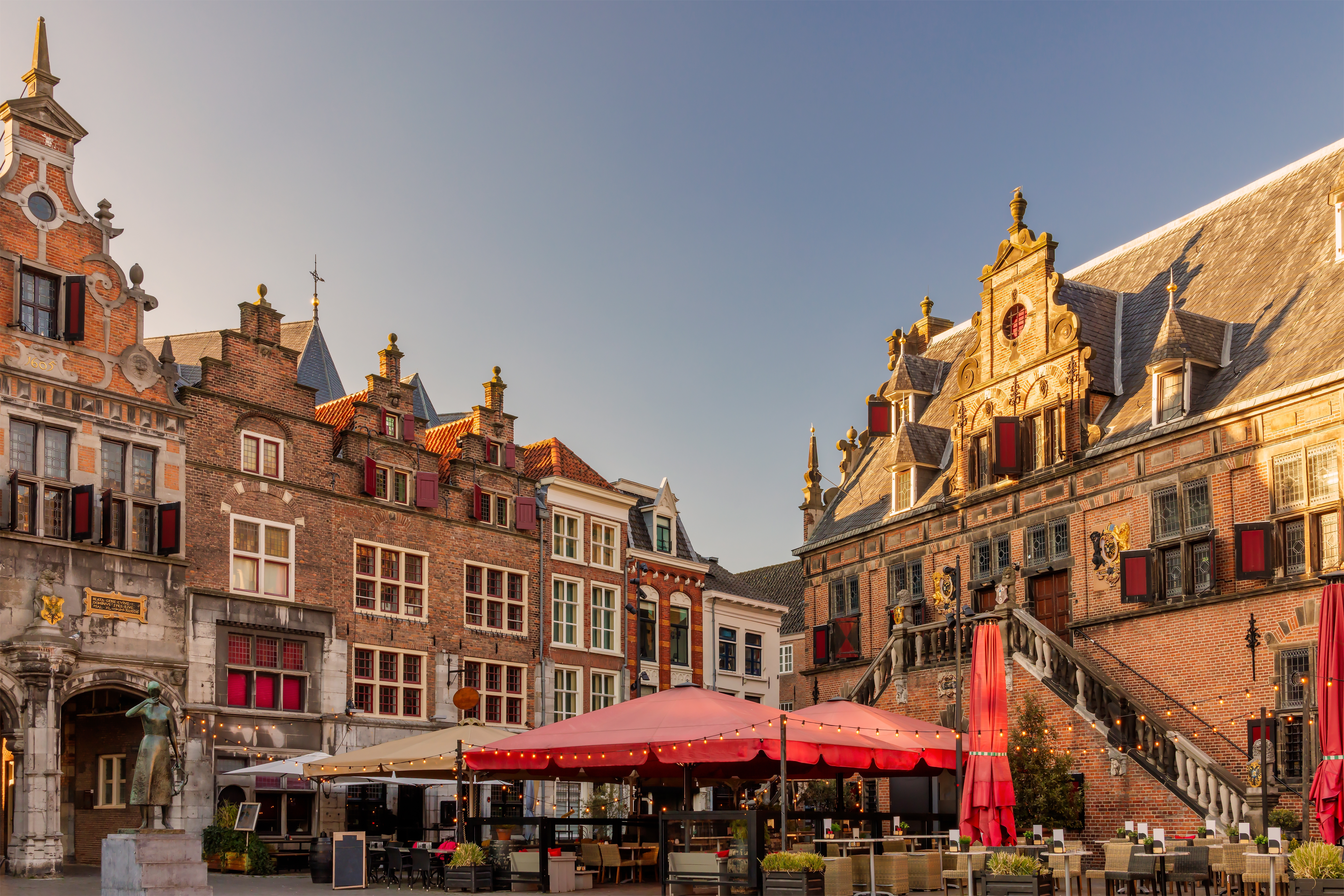 Hyggelige restauranter og caféer på det historiske torv i Nijmegen omgivet af smukke gamle handelshuse i Holland