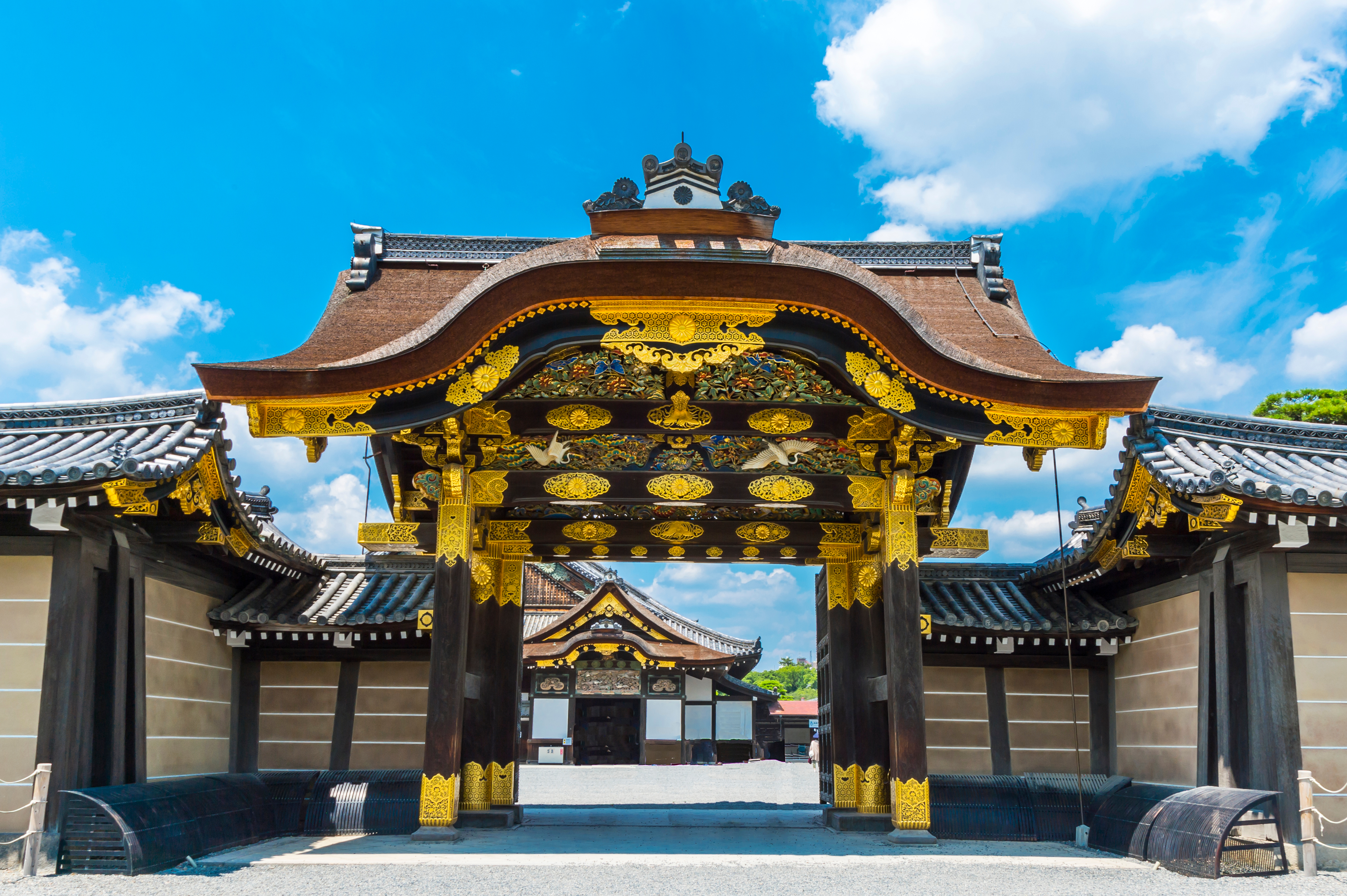 Nijo-jo slot i Kyoto Japan med praegtig gylden indgangsport og traditionsrig arkitektur