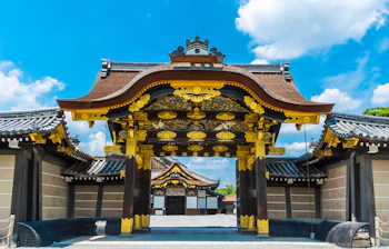 Nijo-jo slot i Kyoto Japan med praegtig gylden indgangsport og traditionsrig arkitektur