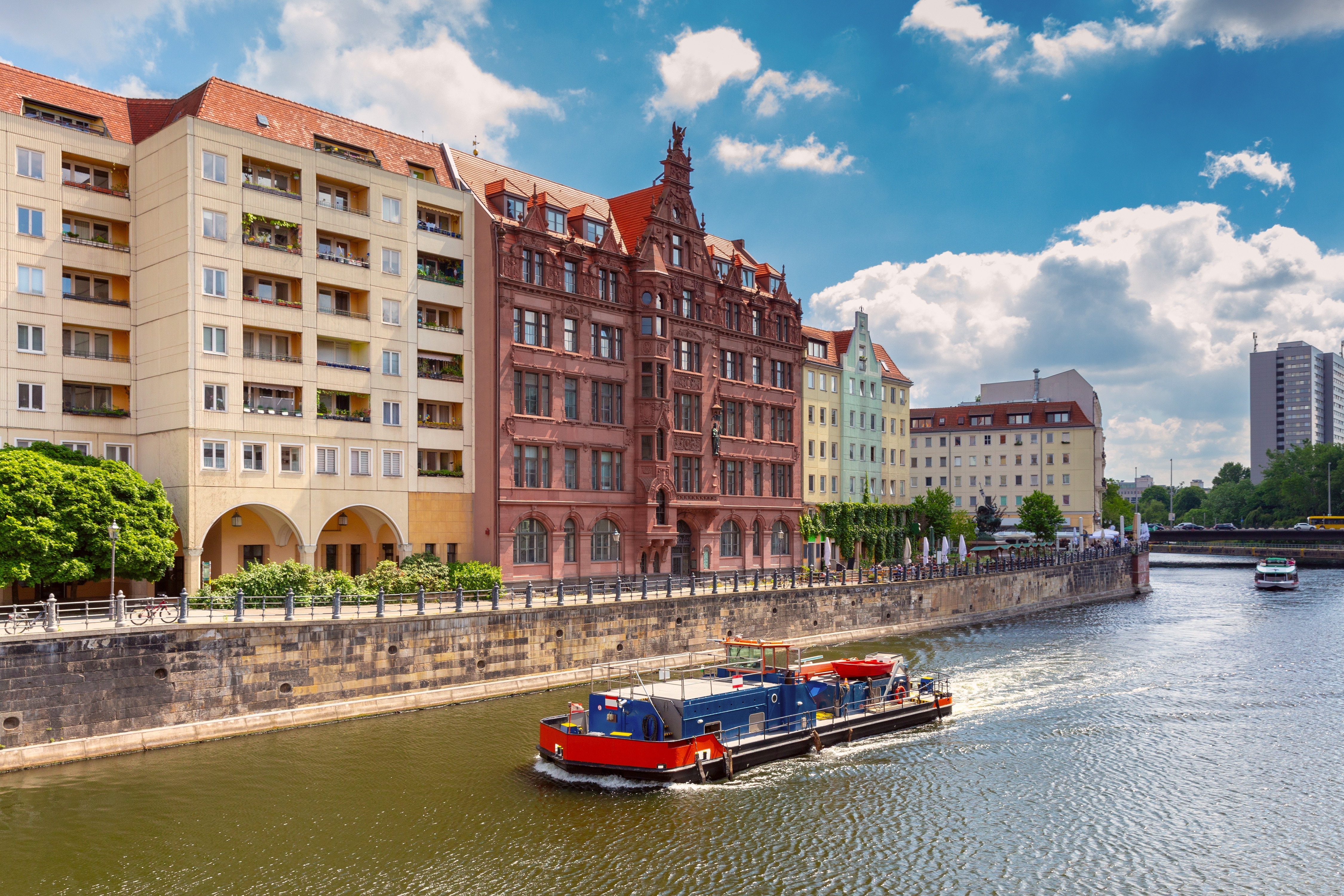 Farverige historiske huse ved Spree-flodens bred i Nikolaiviertel i Berlin om sommeren
