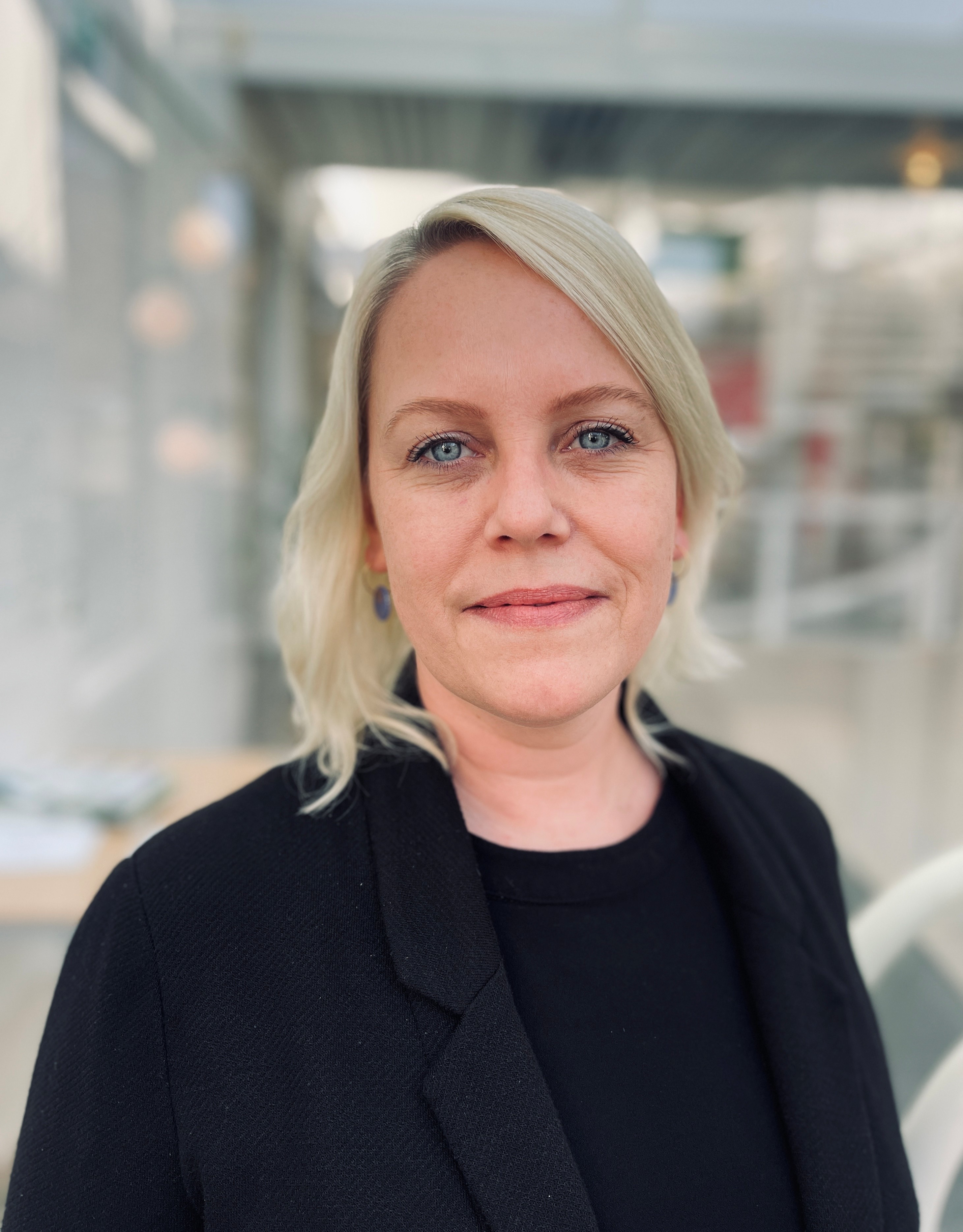 Et billede af en smilende Nillesgislev medarbejder