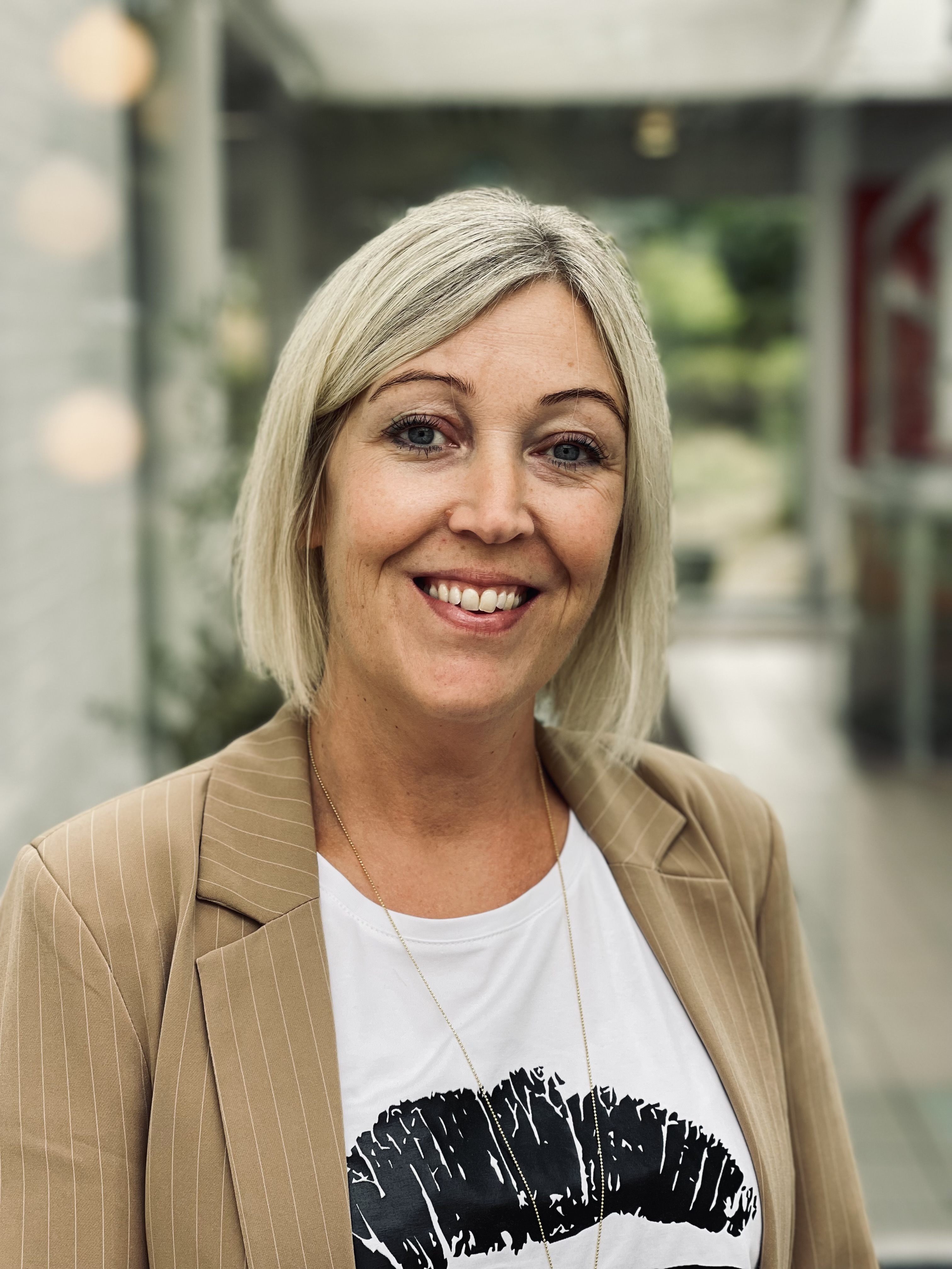Et billede af en smilende Nillesgislev medarbejder
