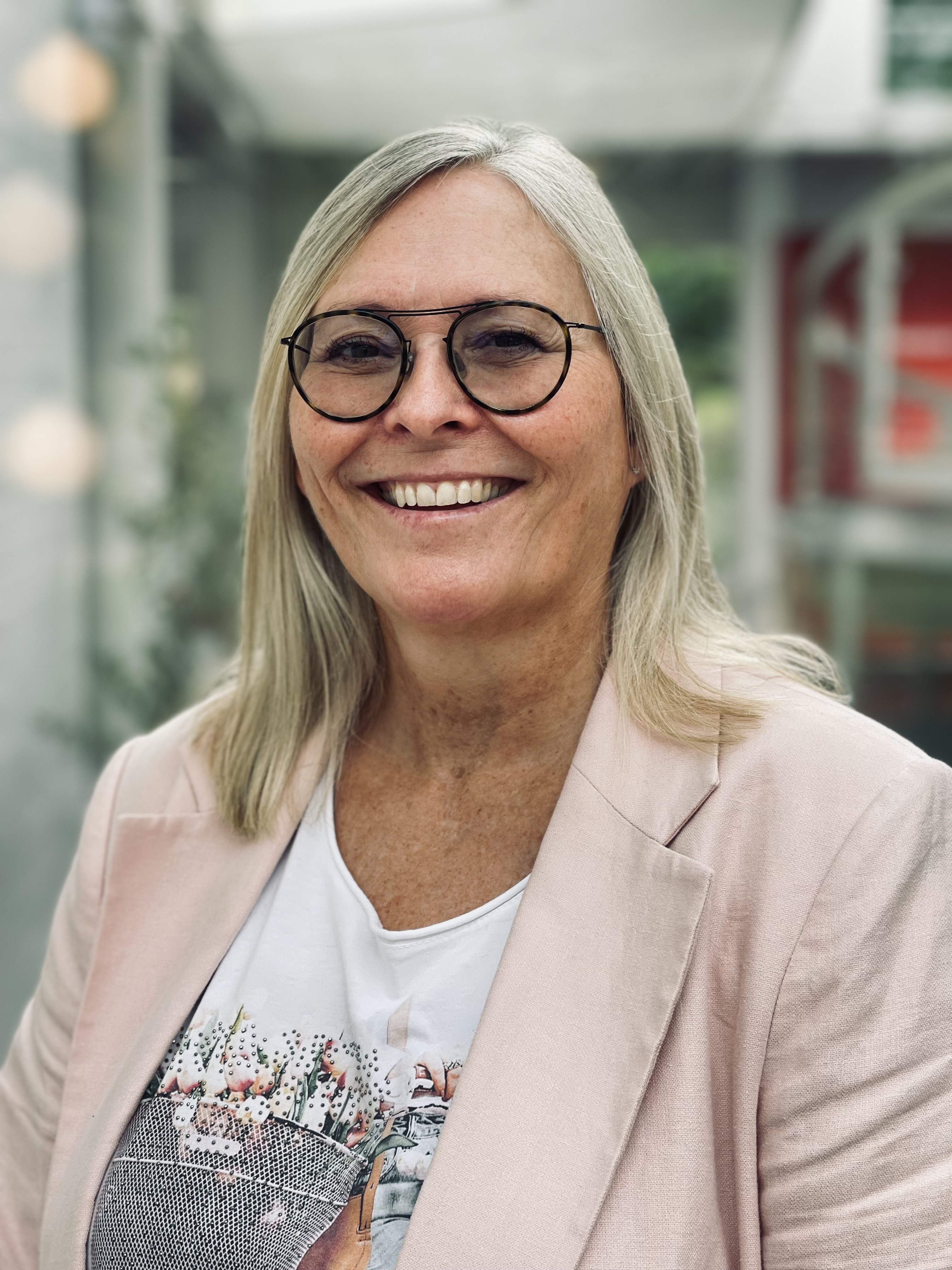 Et billede af en smilende Nillesgislev medarbejder