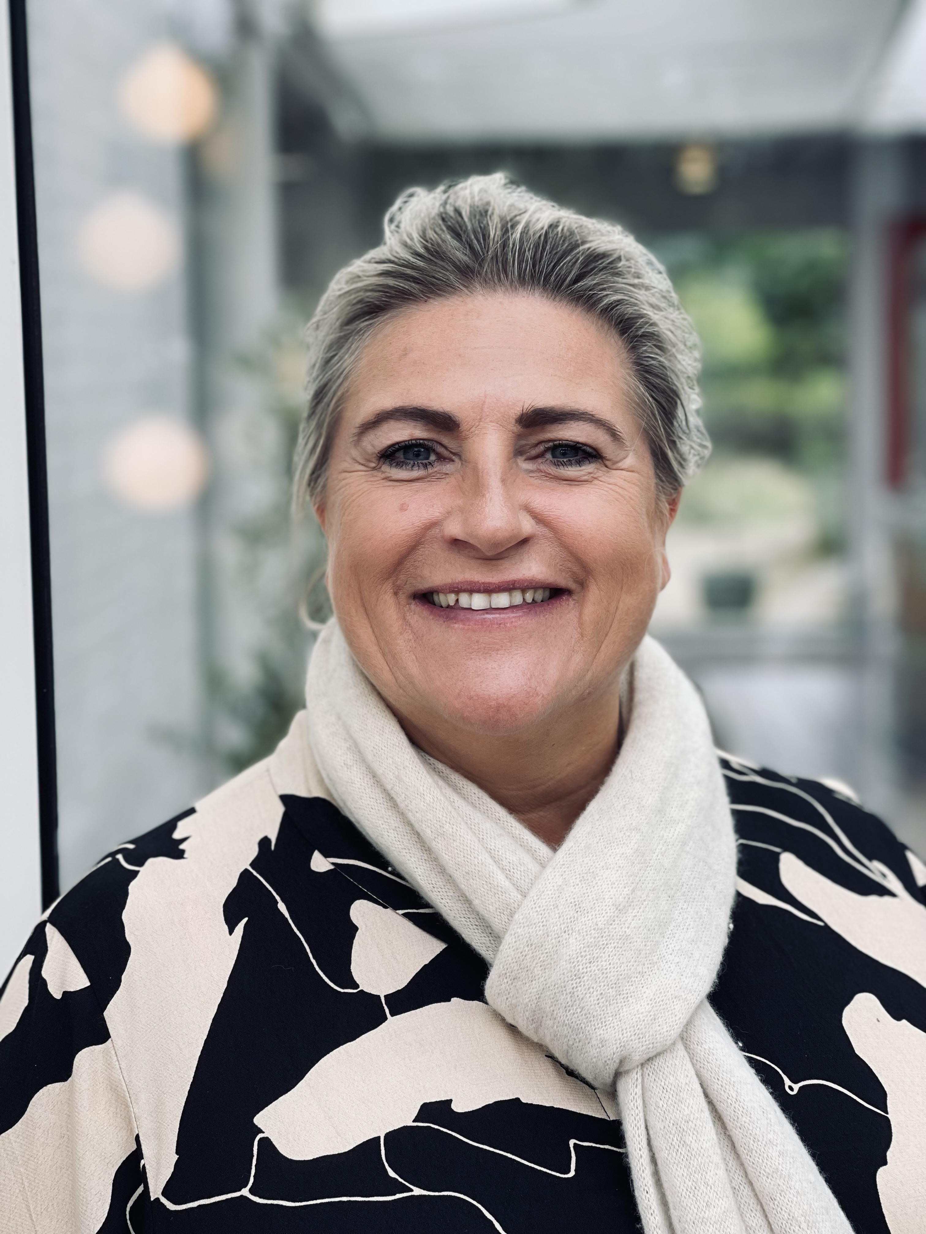 Et billede af en smilende Nillesgislev medarbejder