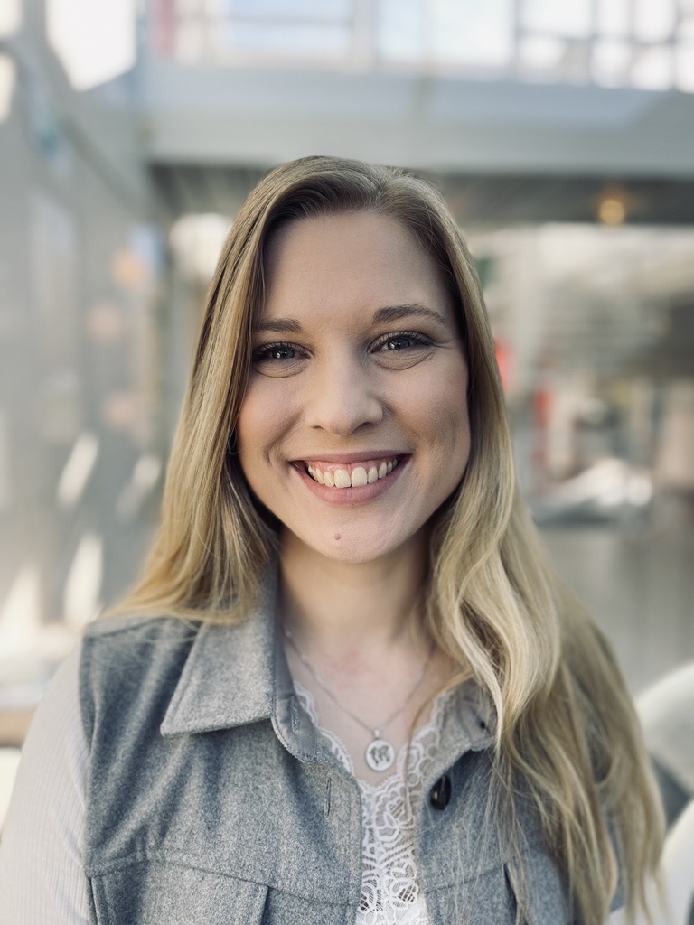Et billede af en smilende Nillesgislev medarbejder