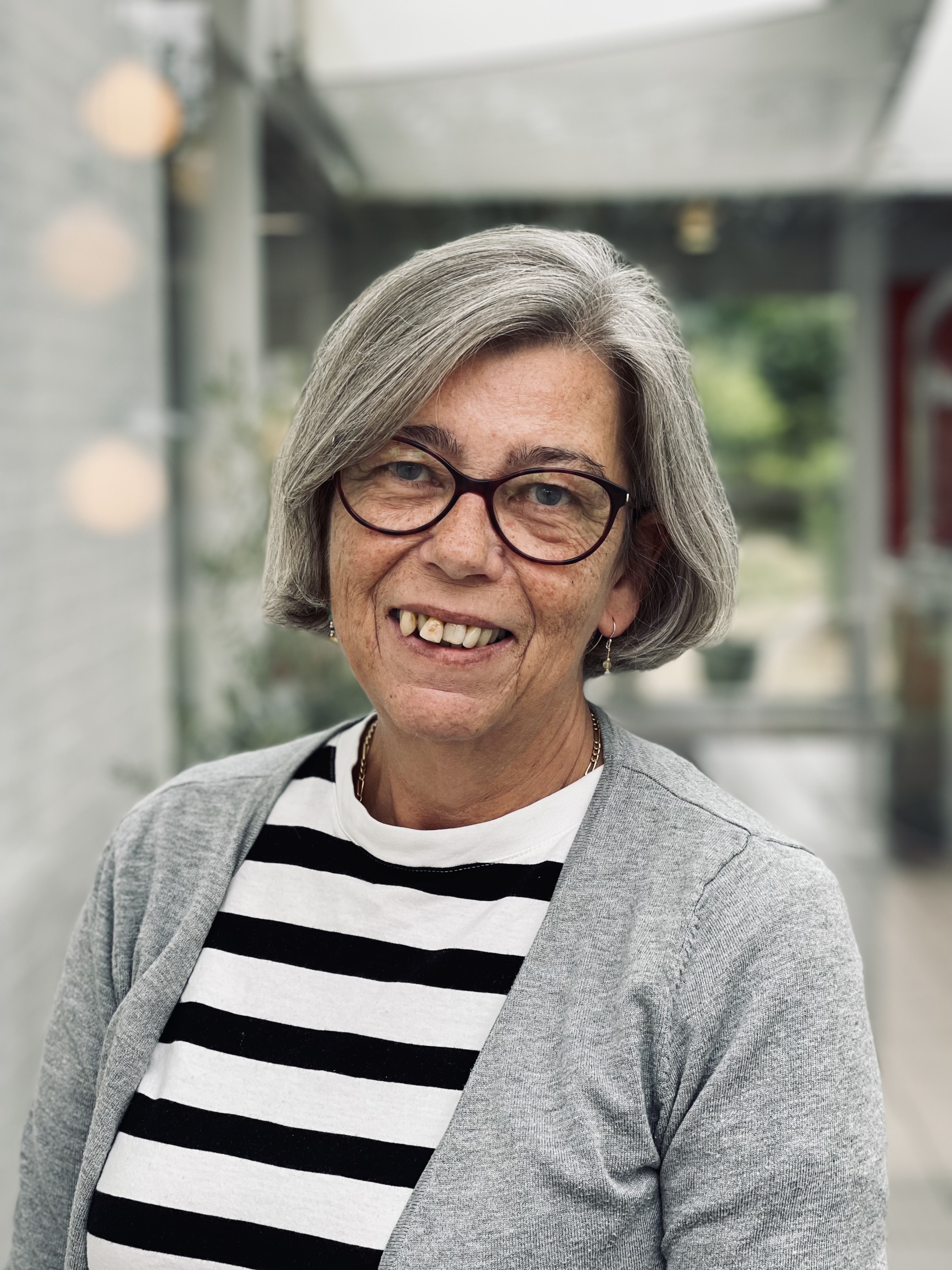 Et billede af en smilende Nillesgislev medarbejder
