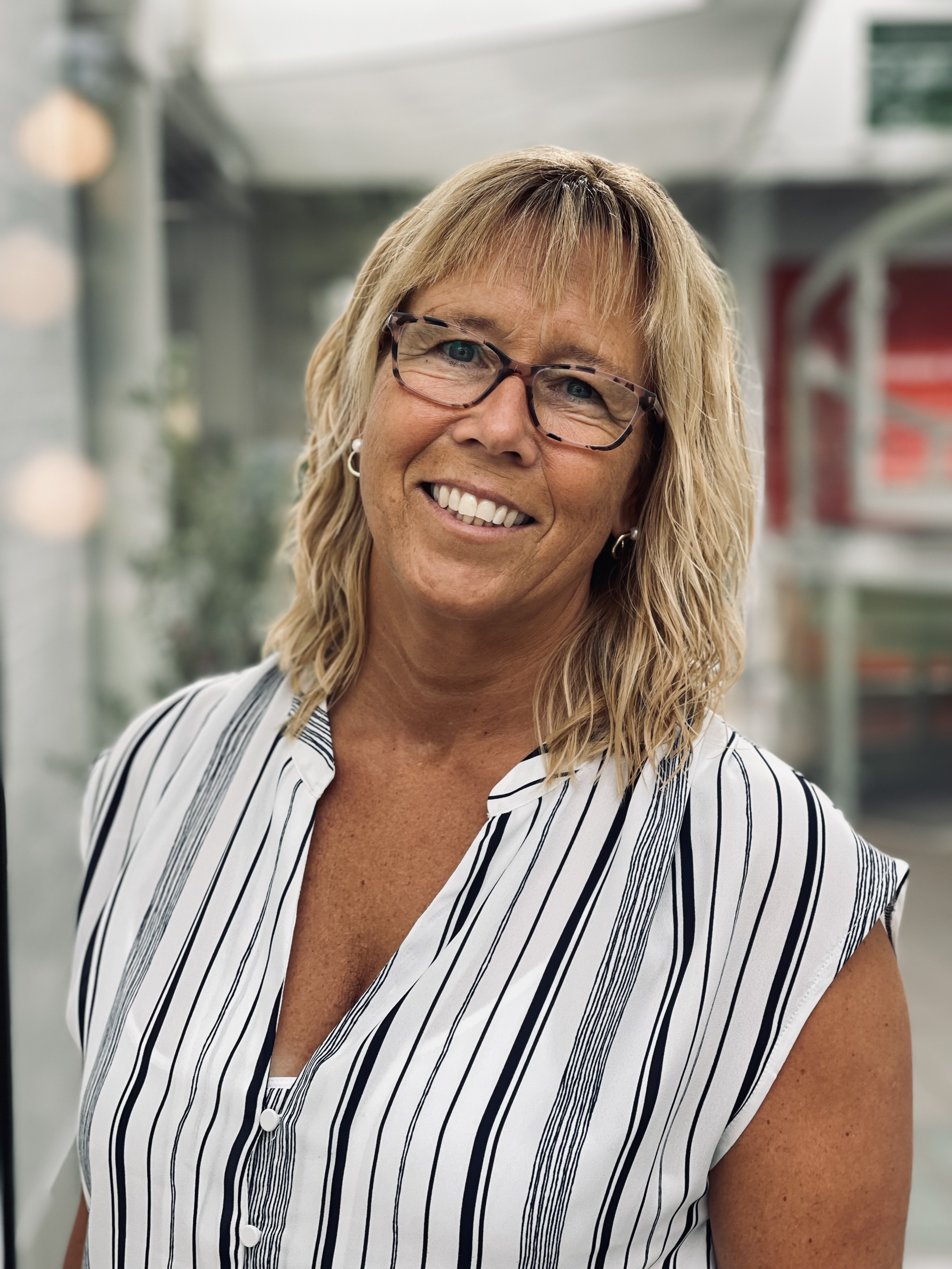 Et billede af en smilende Nillesgislev medarbejder