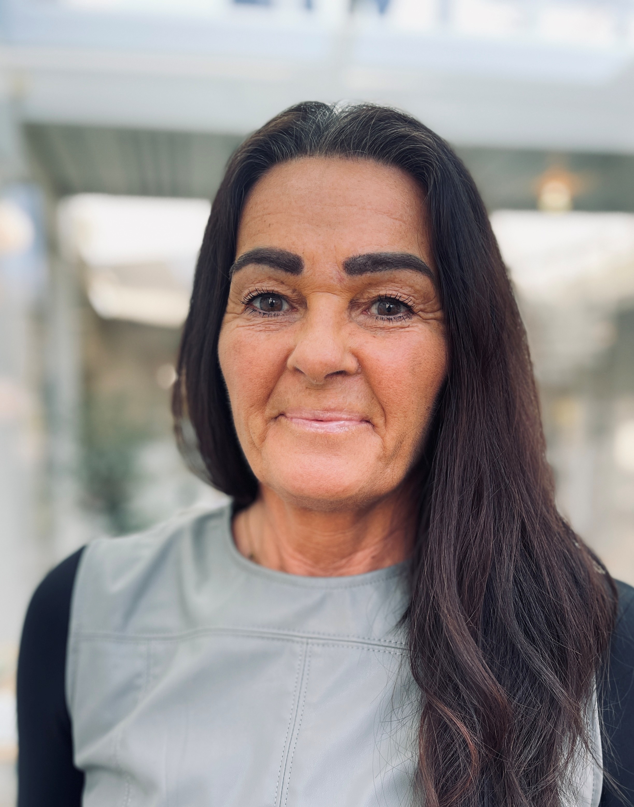 Et billede af en smilende Nillesgislev medarbejder