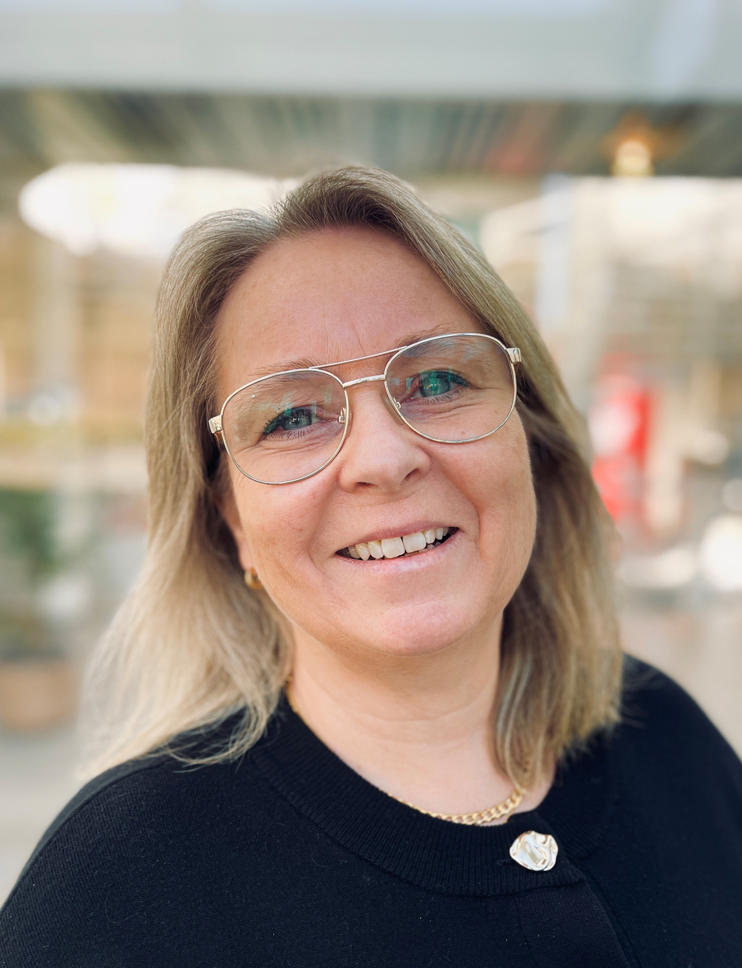 Et billede af en smilende Nillesgislev medarbejder
