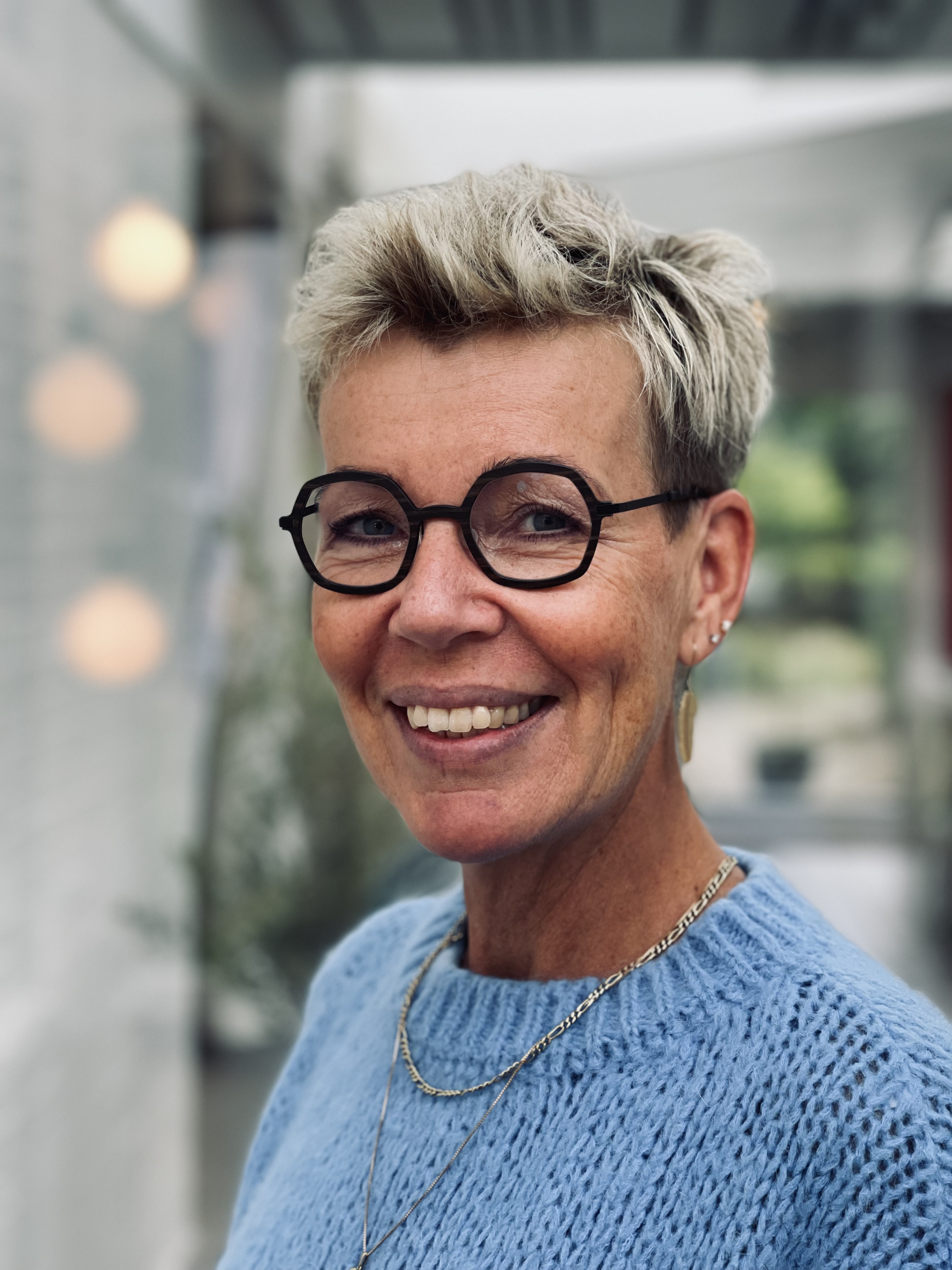 Et billede af en smilende Nillesgislev medarbejder