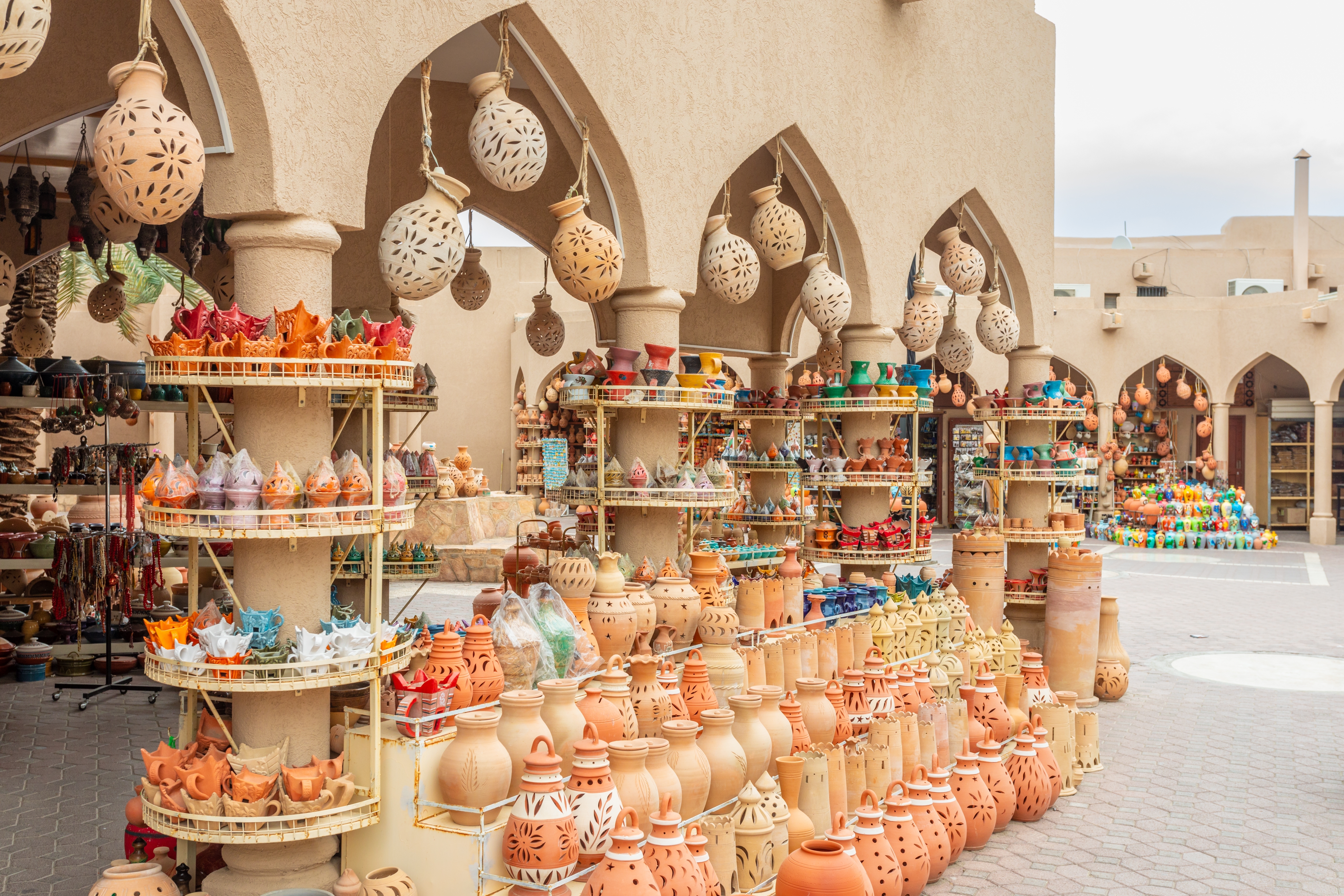 Traditionelle arabiske keramikkrukker og håndlavede souvenirs på det farverige marked i Nizwa, Oman