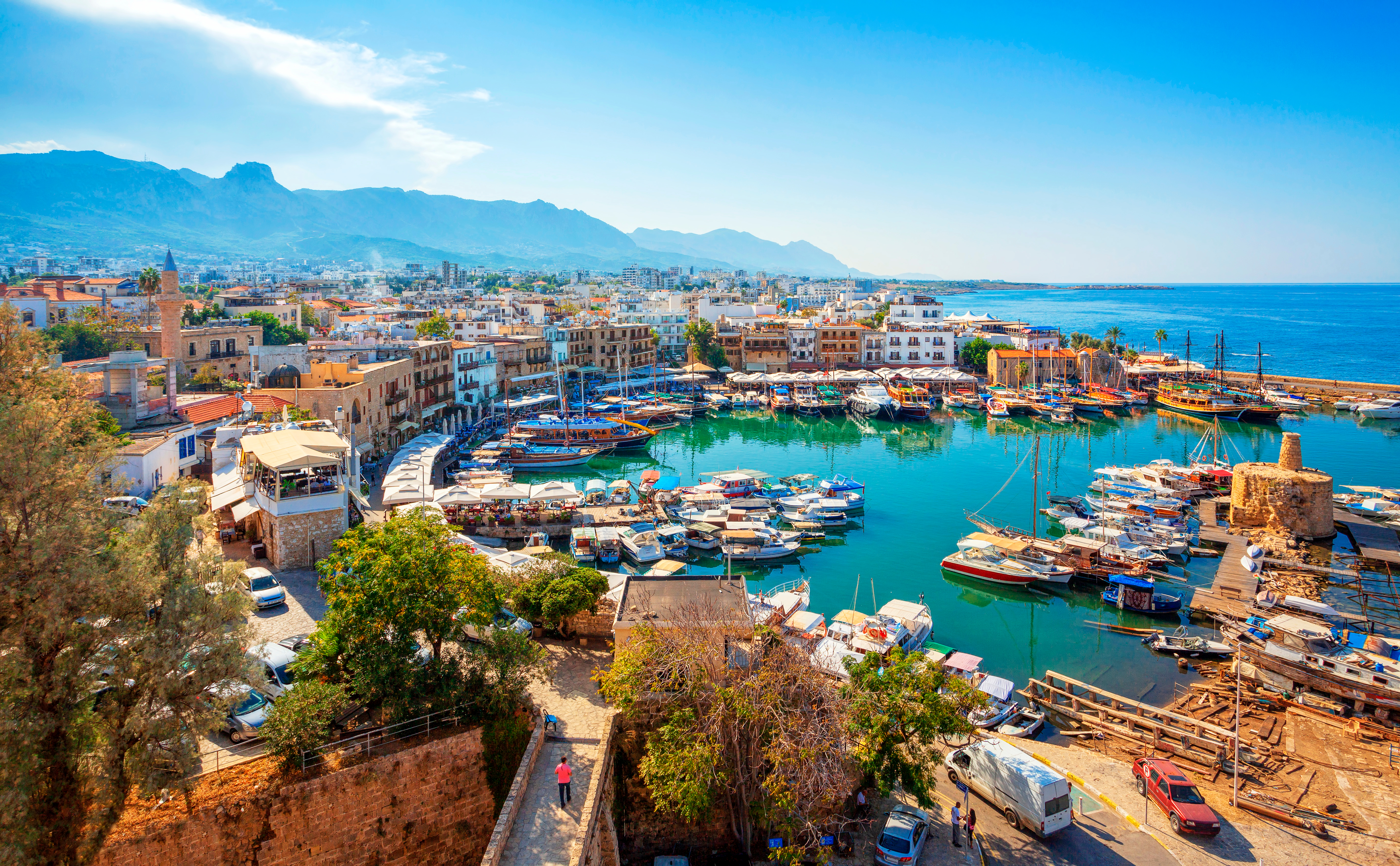 Betagende udsigt over Kyrenia havn på Nordcypern med sejlbåde og farverige bygninger langs den maleriske middelhavskyst