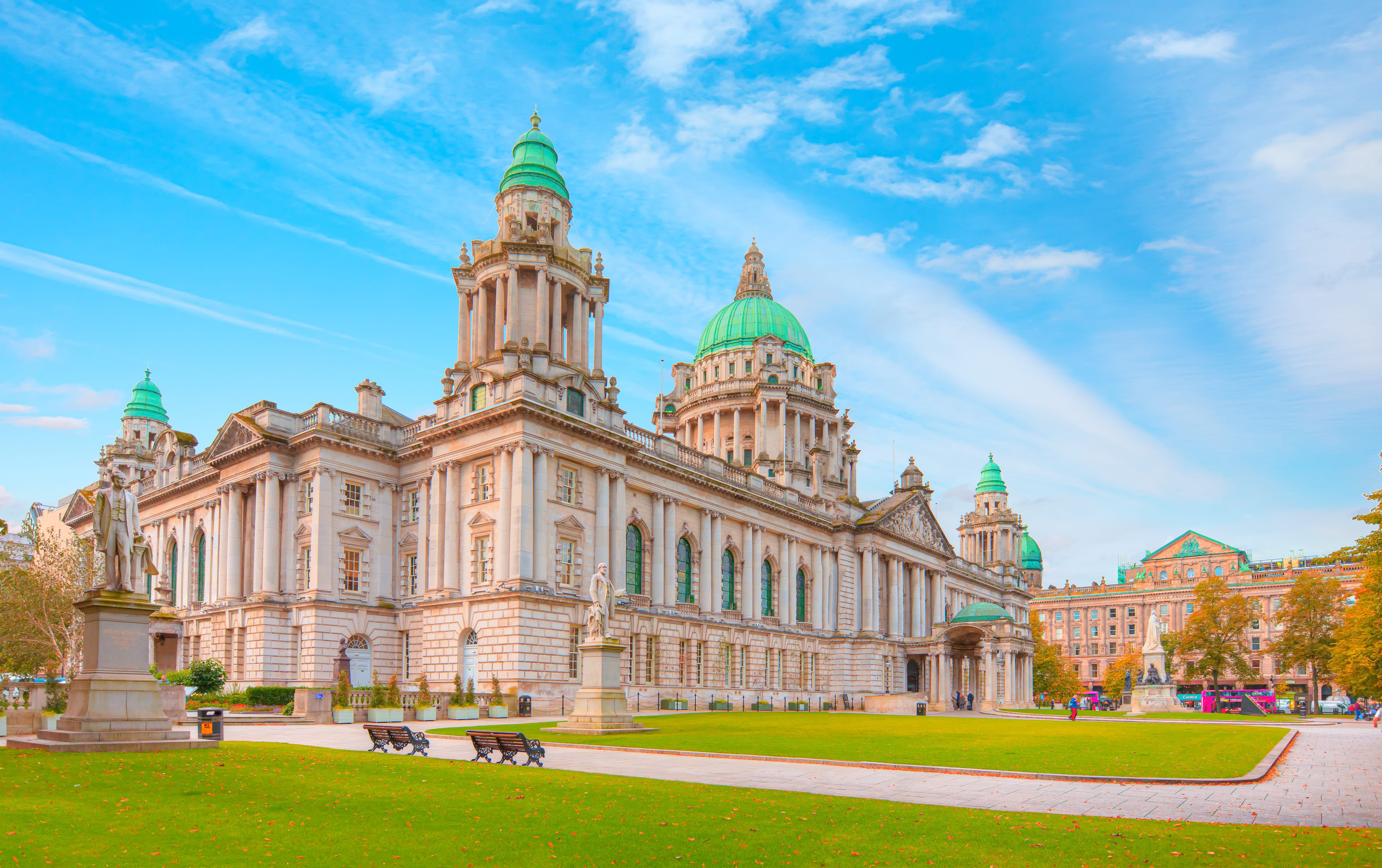 Belfast City Hall - historisk raadhus med groenne kobberkupler i Nordirland