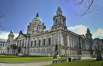 Belfast City Hall - ikonisk bygning med dobbelte grønne kopler