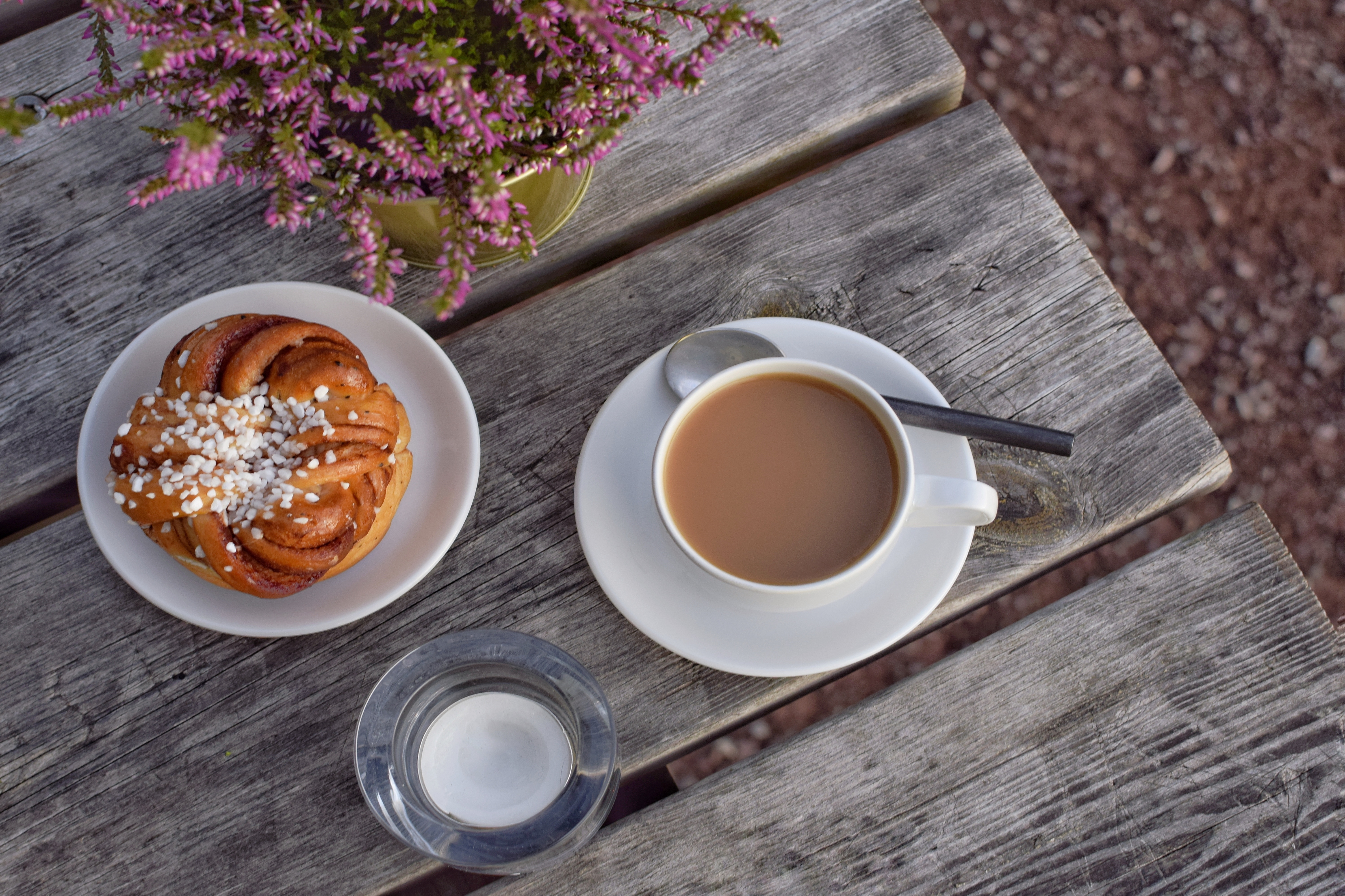 Nordisk kaffekultur med kanelbolle i rustik stemning