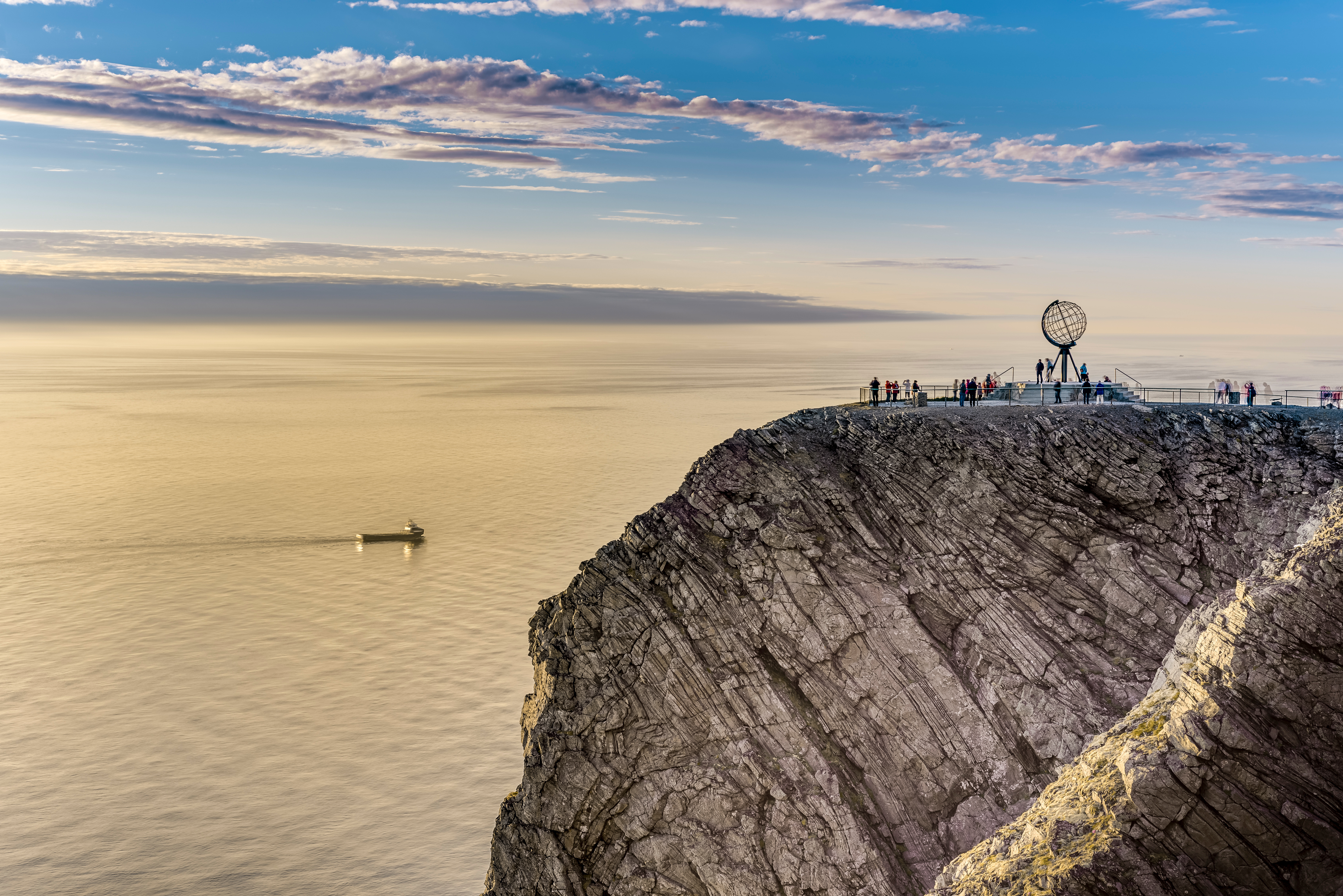 Nordkap globemonument på dramatisk klippeskrænt med havudsigt i det nordlige Norge