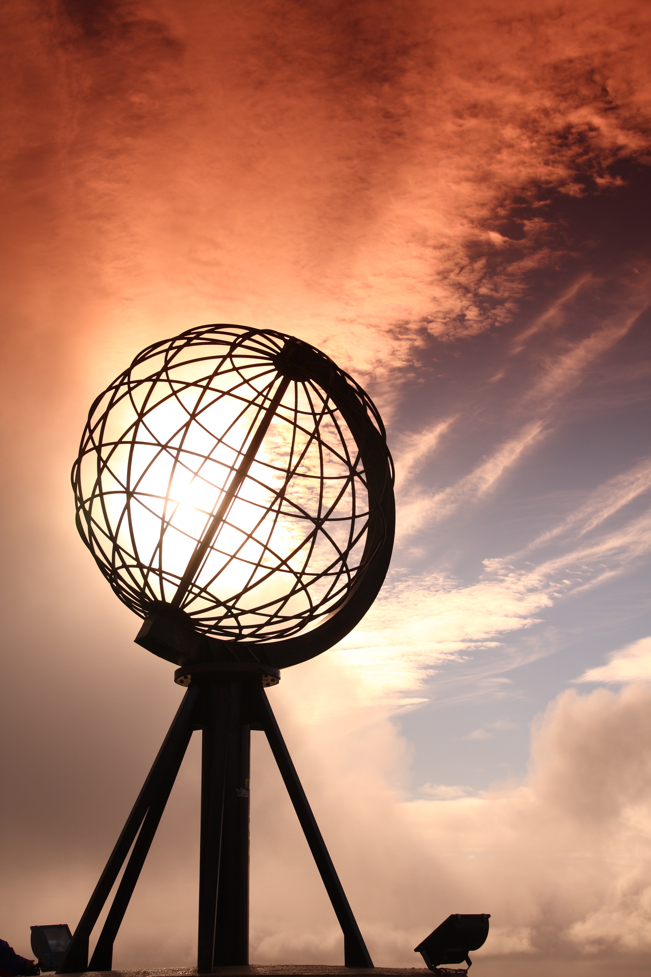 Nordkap globus monument i Skandinavien ved solnedgang