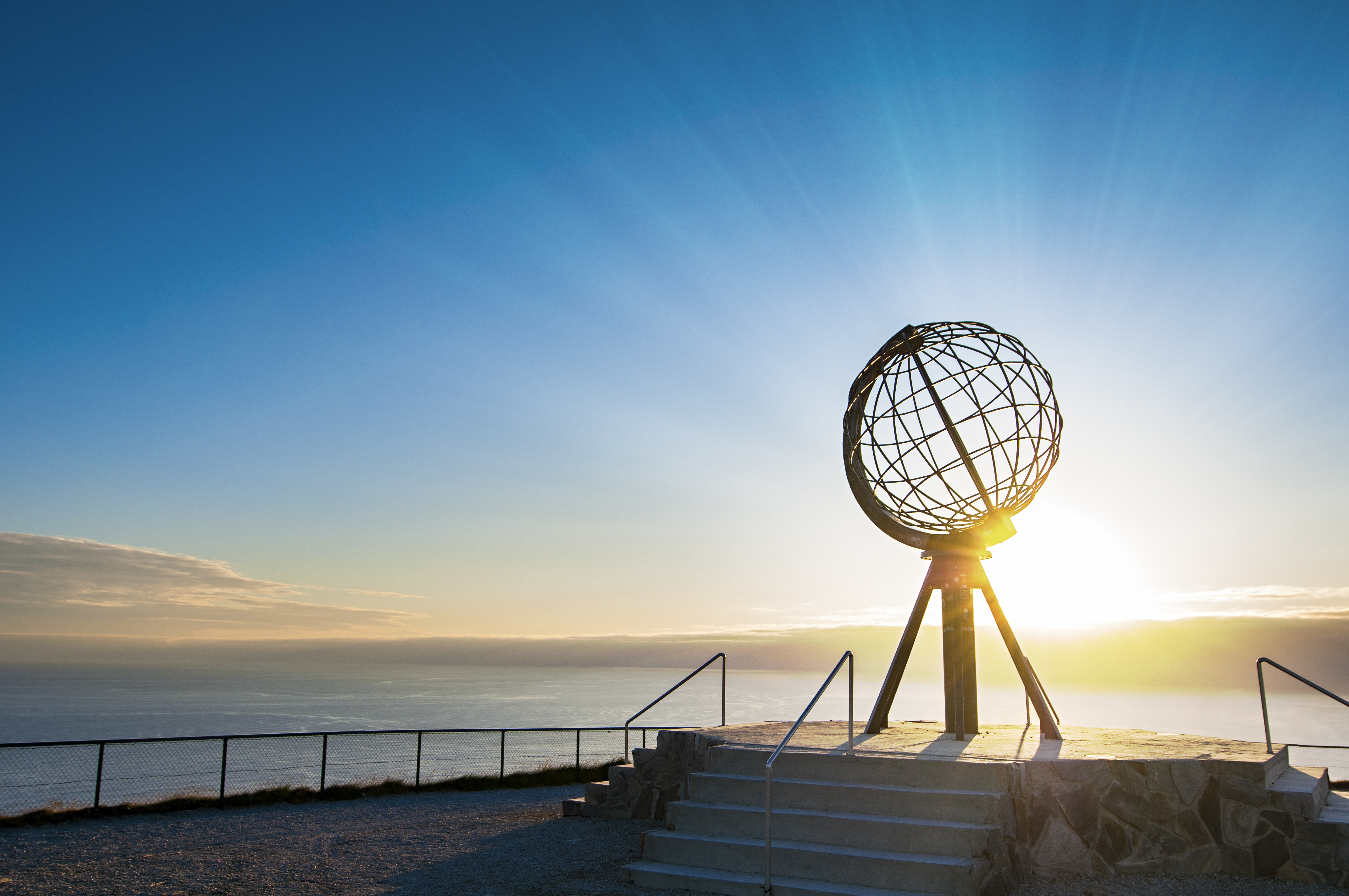 Nordkap monument med arktisk midnatssol i det nordlige Norge feriemaal