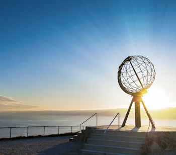 Nordkap monument med arktisk midnatssol i det nordlige Norge feriemaal