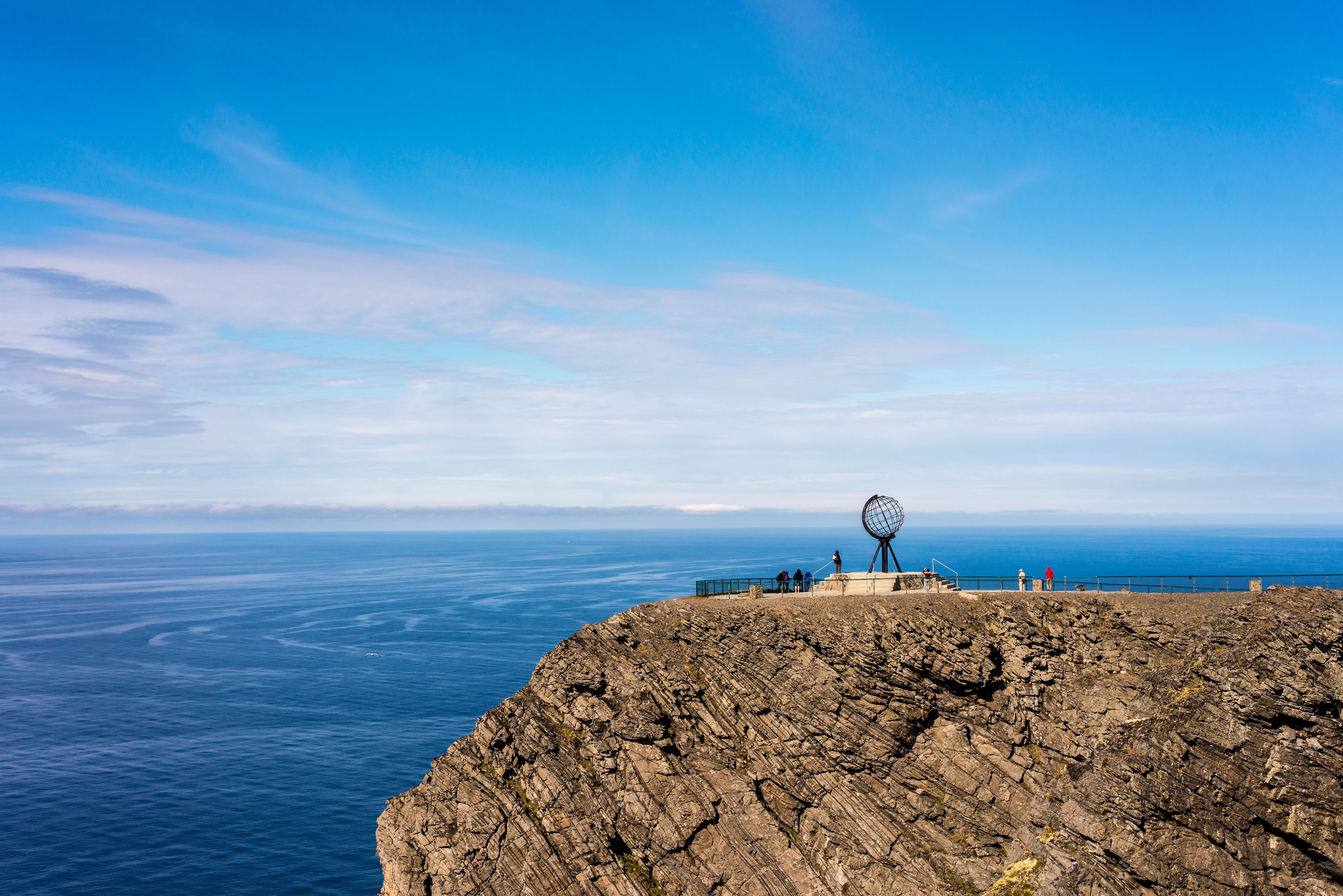 Nordkap plateau med det ikoniske globemonument ved Europas nordligste punkt