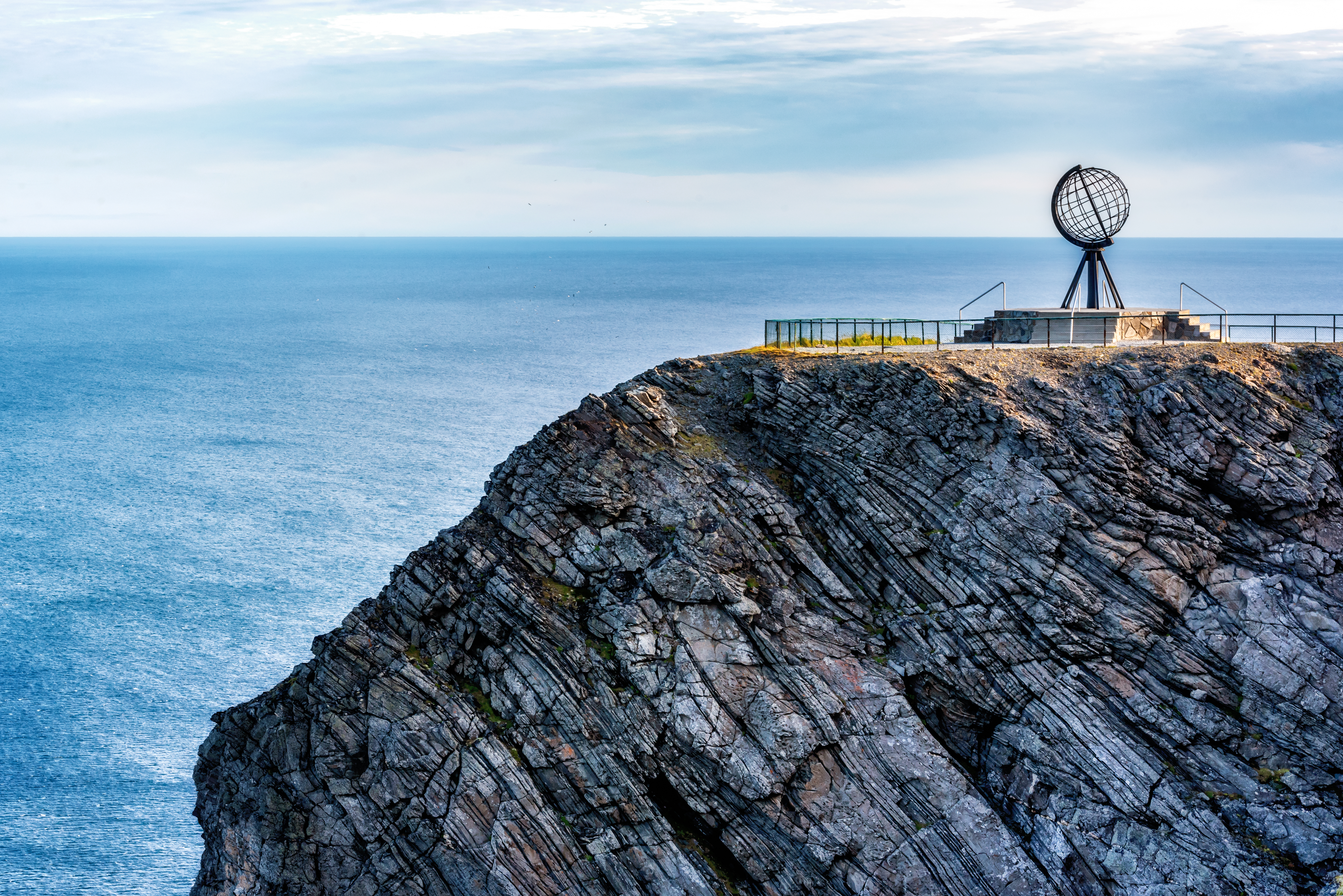 Det verdenskendte globusmonument på Nordkapp markerer Europas nordligste punkt ved Ishavet i Norge