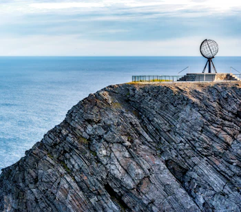 Det verdenskendte globusmonument på Nordkapp markerer Europas nordligste punkt ved Ishavet i Norge