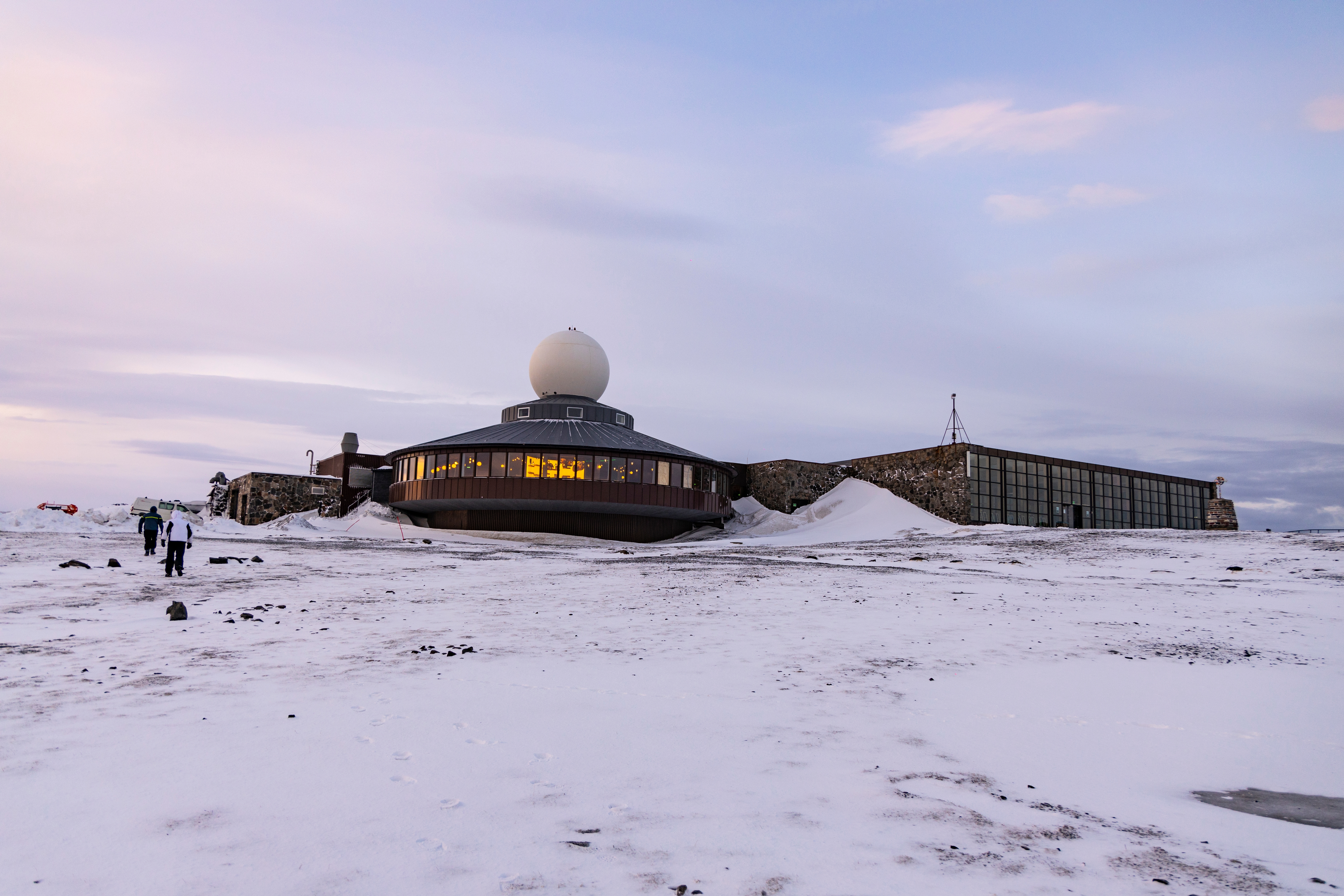 Det ikoniske Nordkapp besøgscenter med radarkuppel og snemasser under den arktiske vinterhimmel i Norge