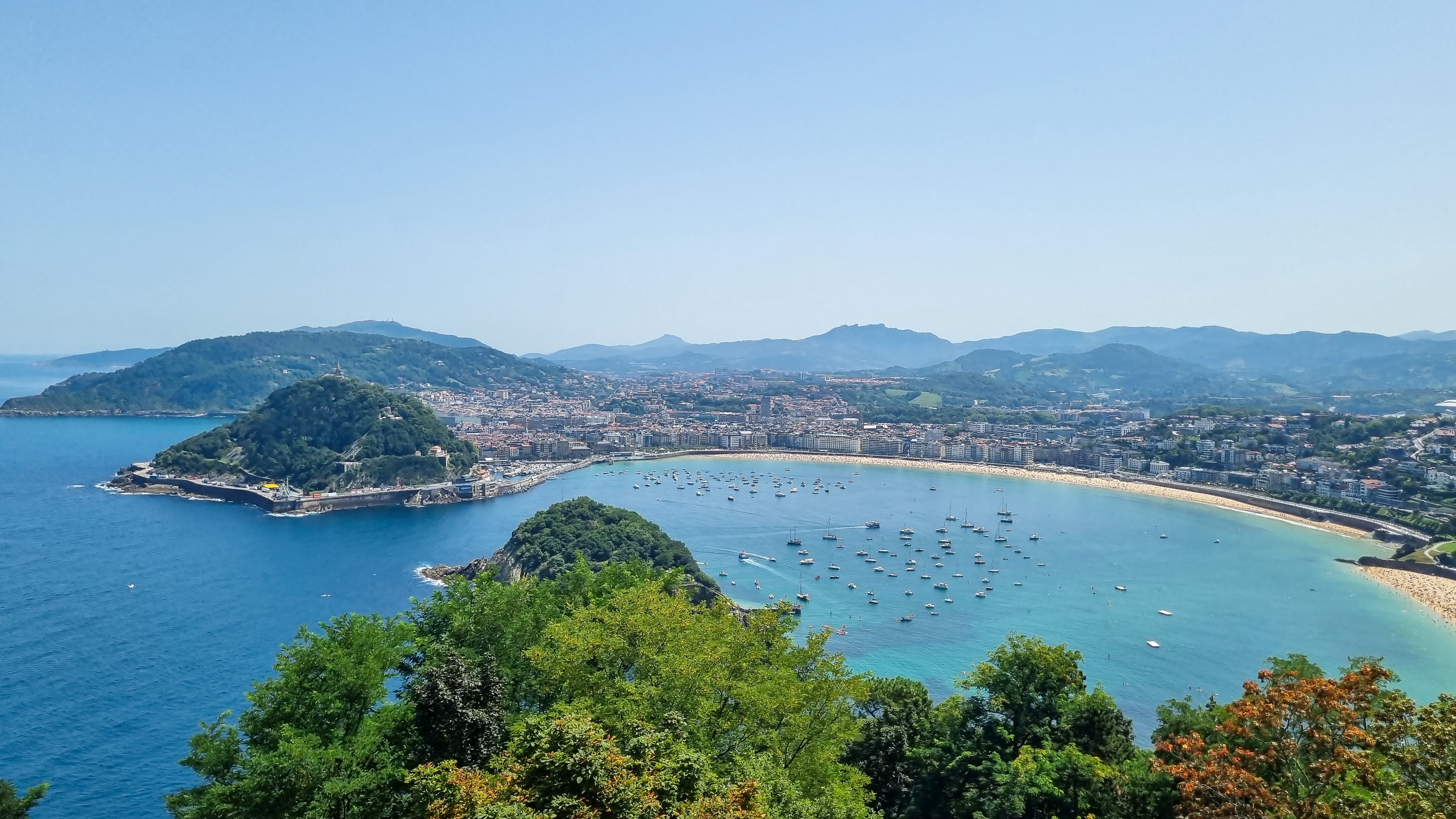 Den berømte La Concha strand i San Sebastian set fra luften med turkist vand