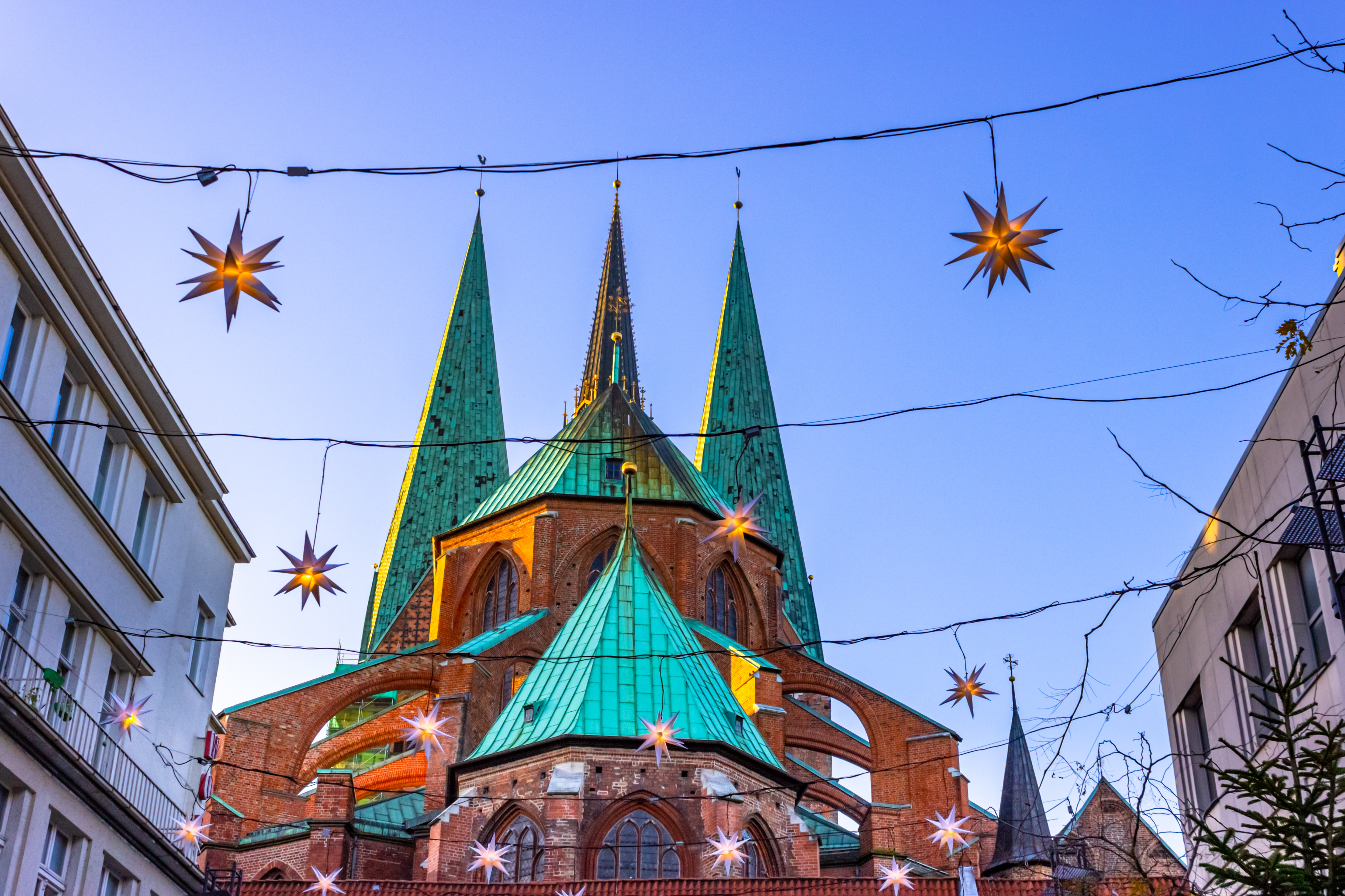 Historisk kirke i Lübeck Nordtyskland med smukke julestjerner og aftenlys