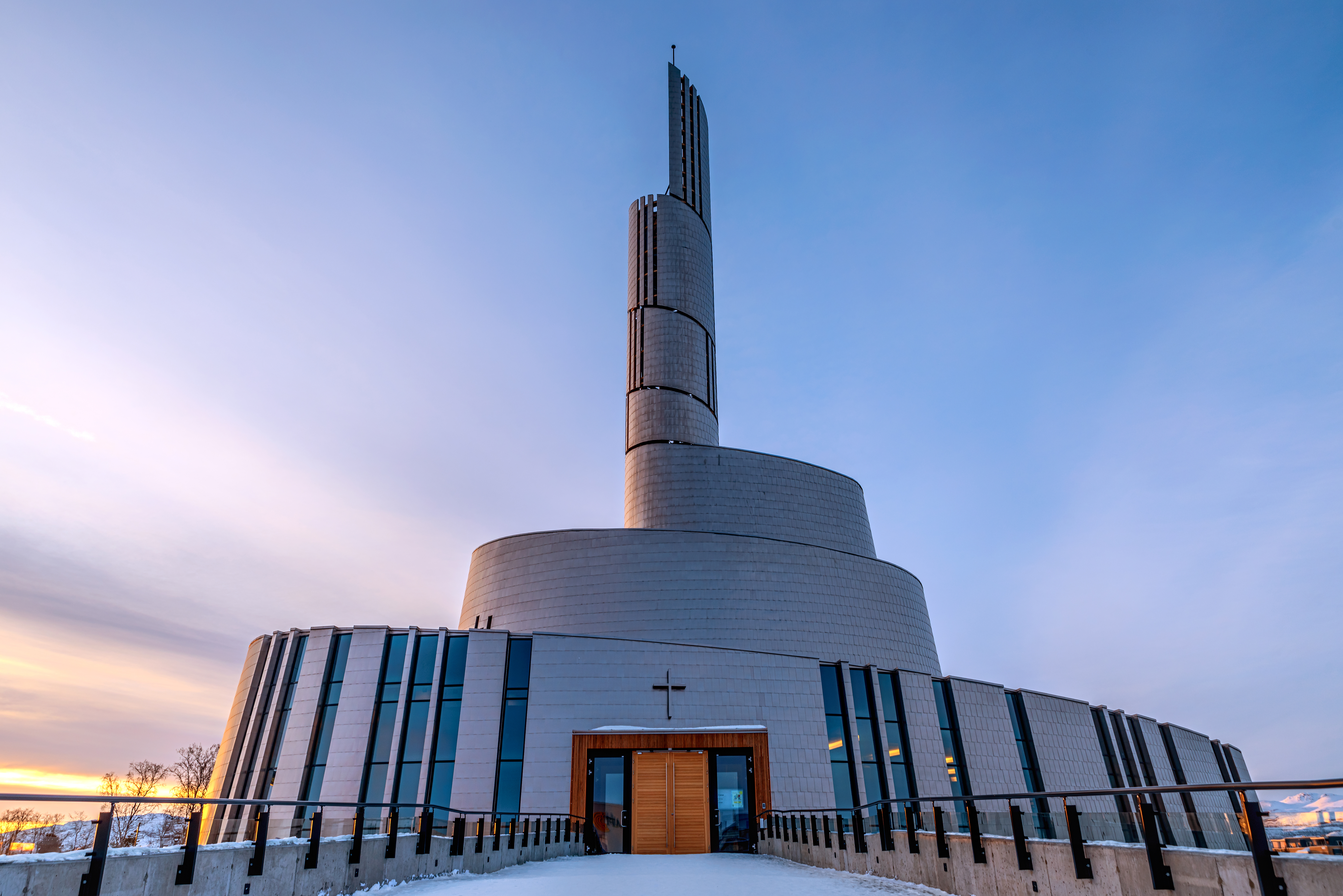 Unik rundformet katedral i Alta Norge med sne og dramatisk himmel