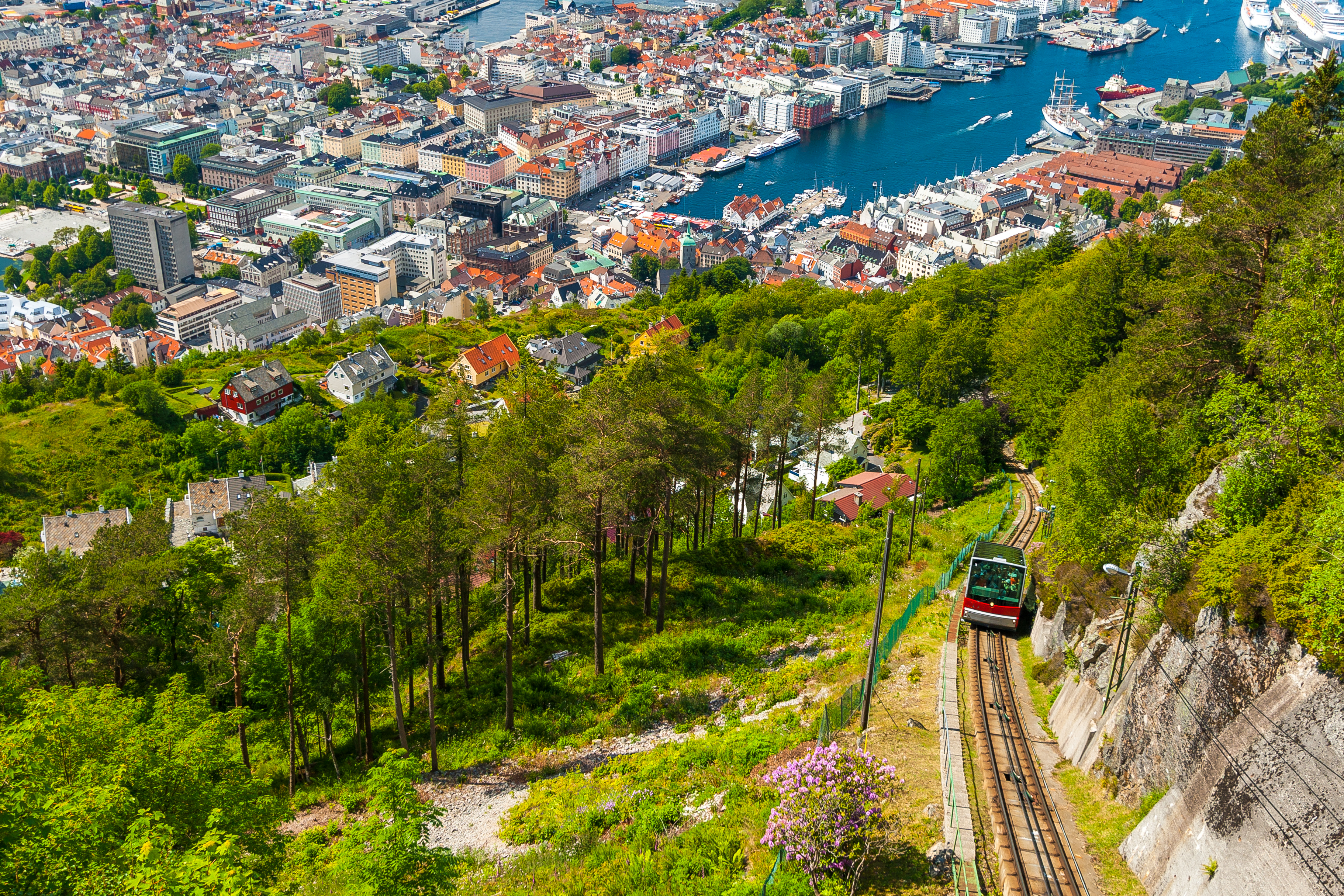 Sommerudsigt over Bergen med Fløibanen bjergbane og grønne skove i Norge
