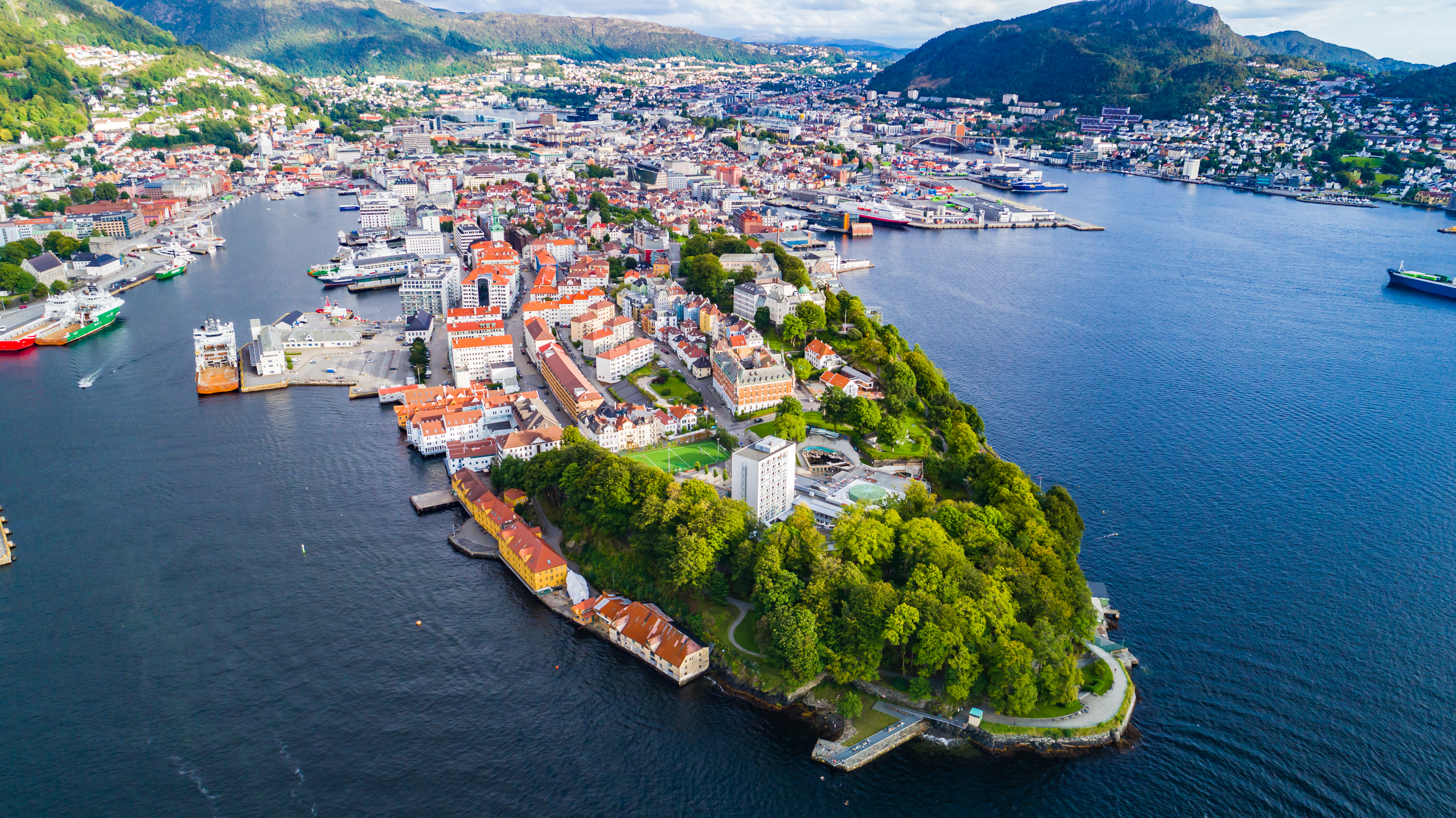 Spektakulær luftudsigt over Bergen Norge med traditionelle træhuse og majestætiske bjerge