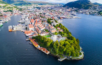 Spektakulær luftudsigt over Bergen Norge med traditionelle træhuse og majestætiske bjerge