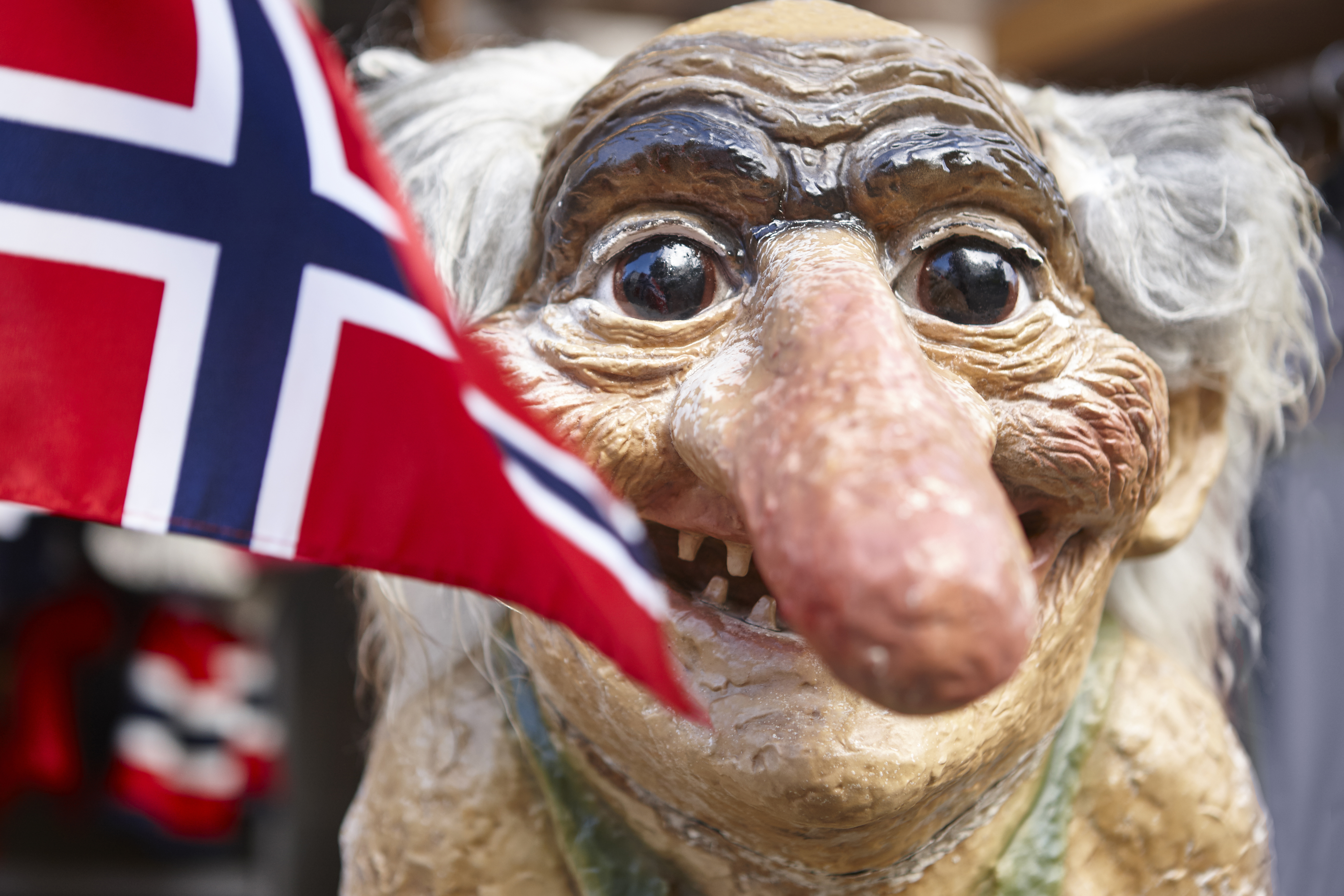 Autentisk norsk trollefigur med flag - symbol på norsk kultur og folklore