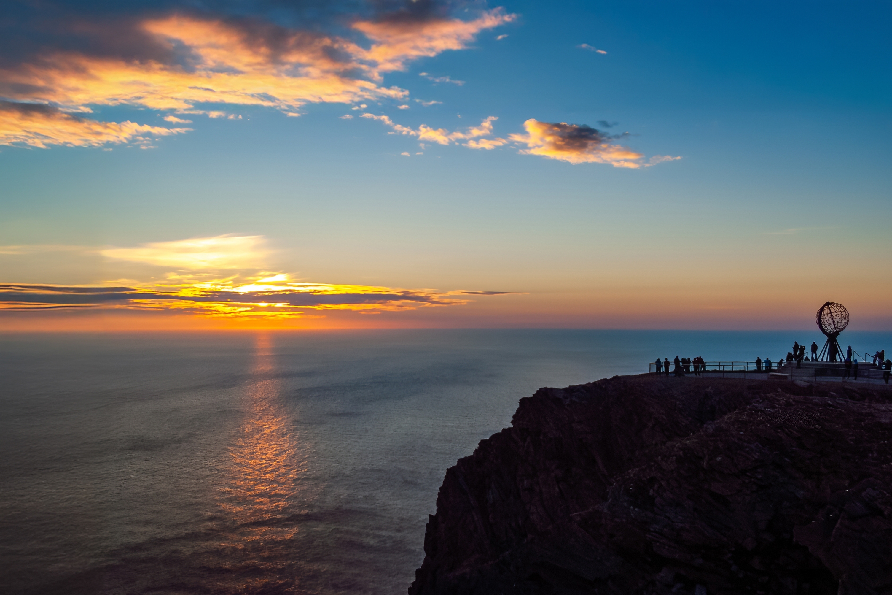 Norge Nordkap klipper med solnedgang og turister der nyder det spektakulaere udsyn