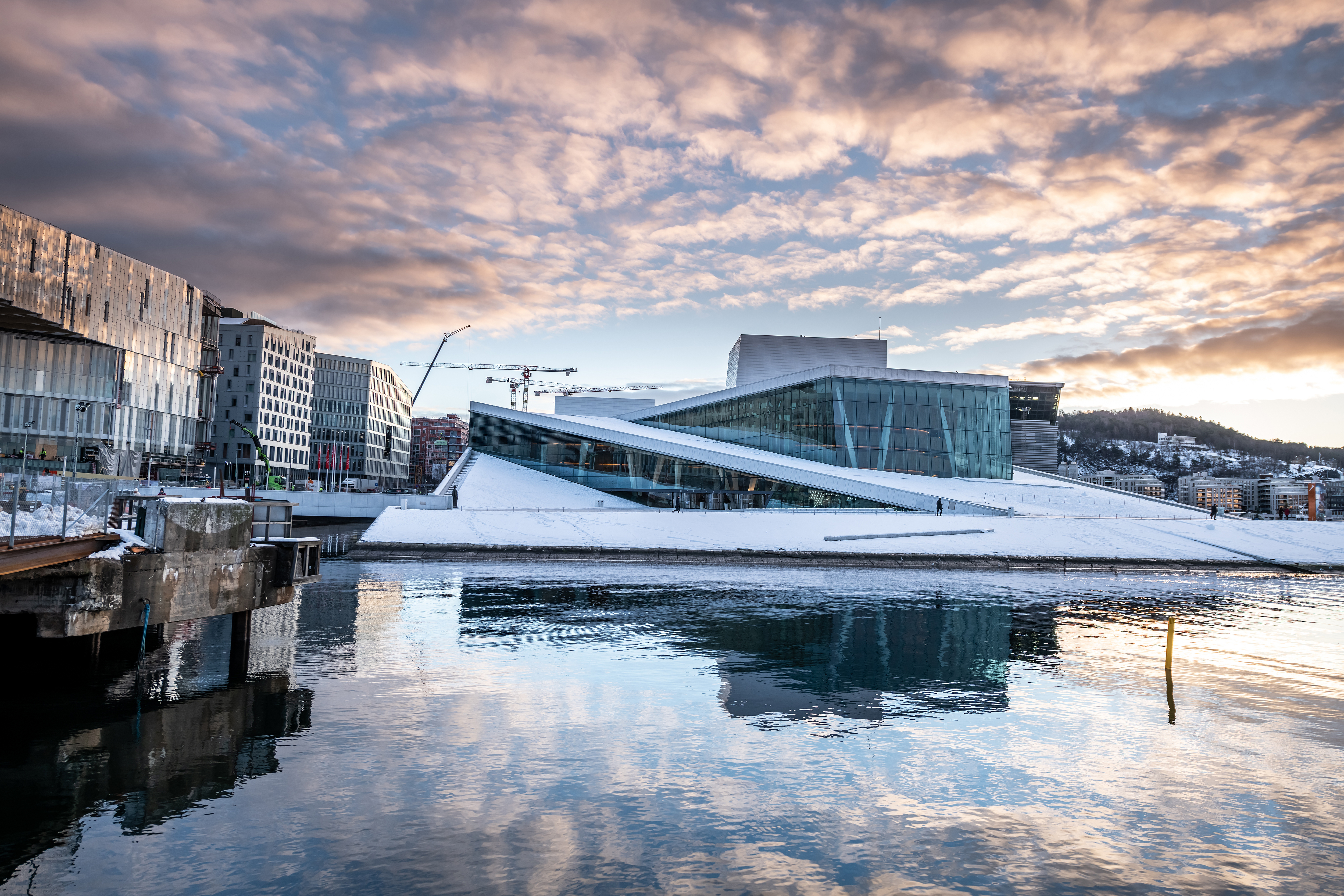 Norges ikoniske Oslo Operahus ved fjorden i vinterlandskab