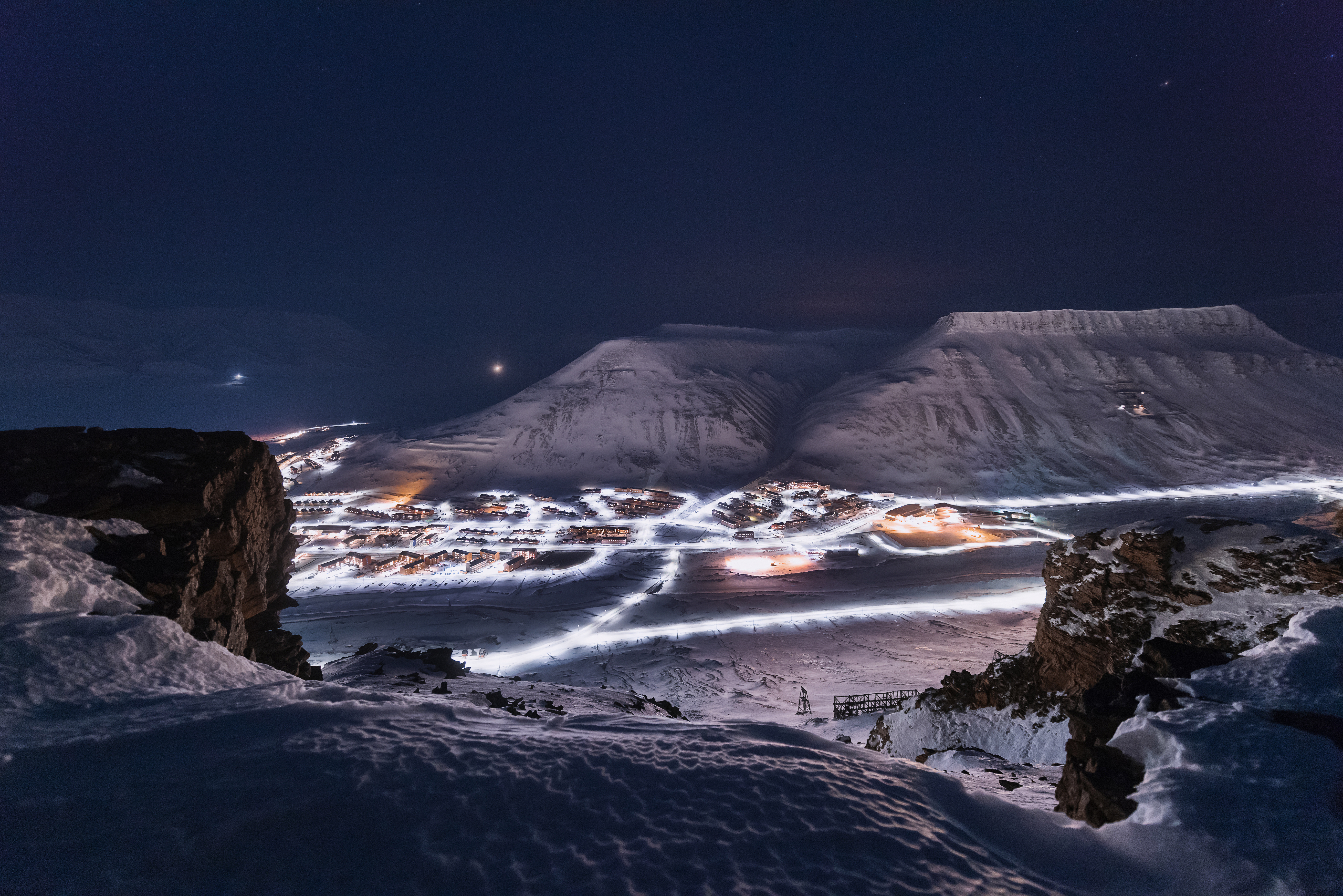 Longyearbyen by på Svalbard i Norge om vinteren med sneklædte bjerge og nordisk landskab