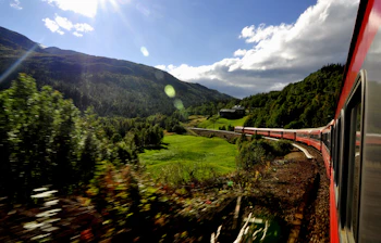 Togrejse gennem Norges grønne dale og dramatiske bjerge