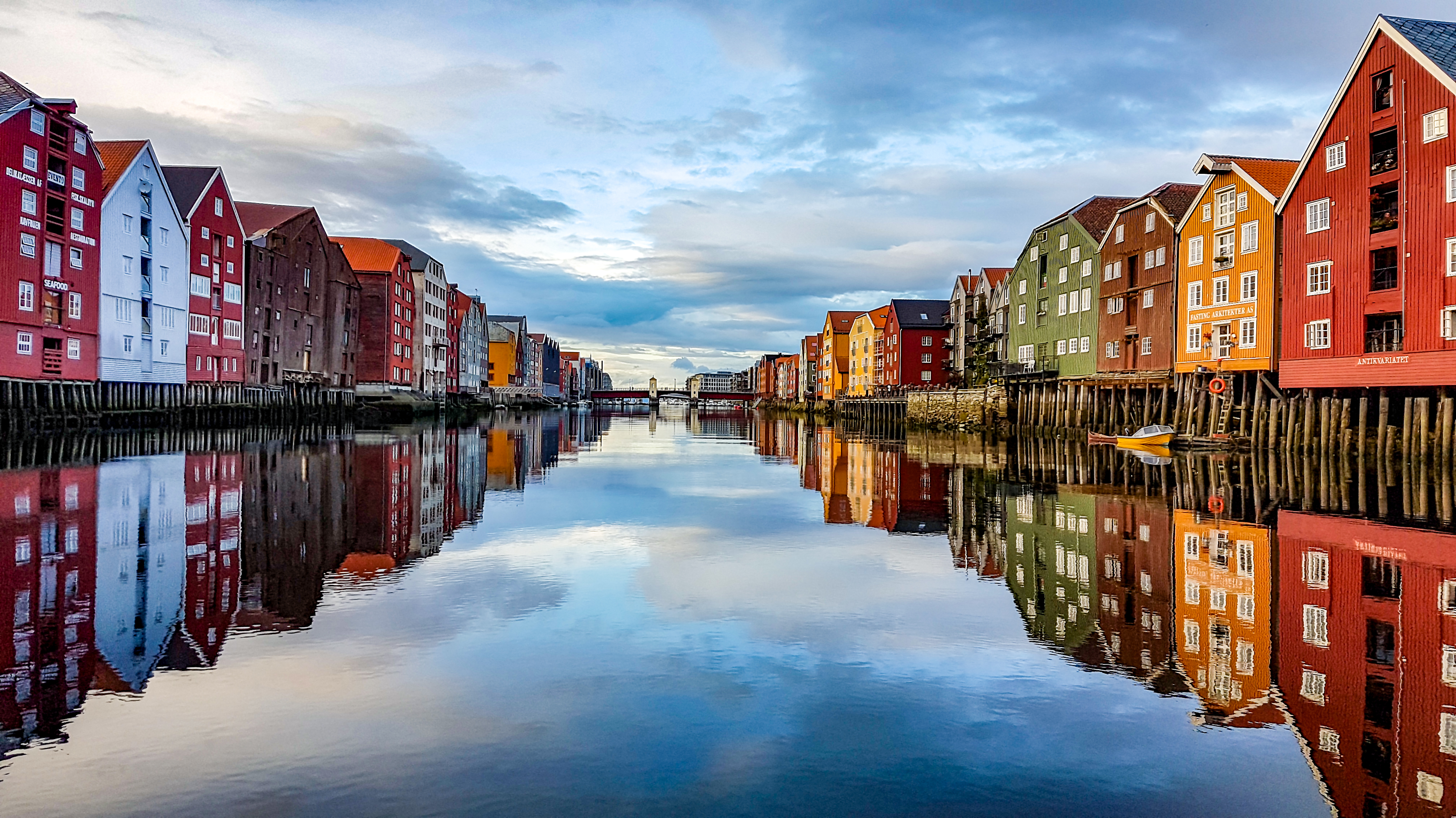 Charmerende farverige træbygninger langs Nidelven floden i det historiske Trondheim Norge