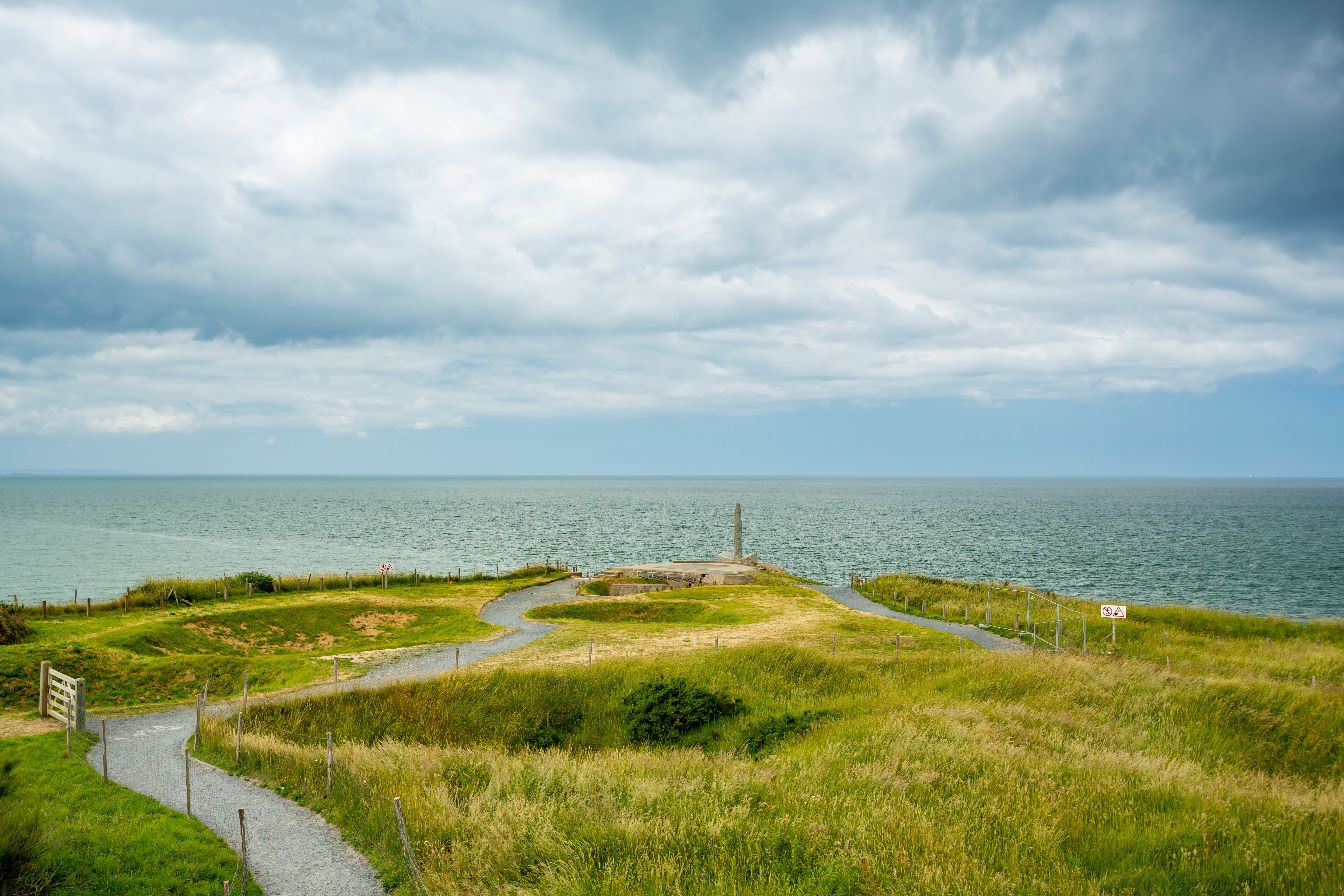 Krigsmindesmærker ved Pointe du Hoc med tyske artilleribunkers fra D-Day invasionen i Normandiet