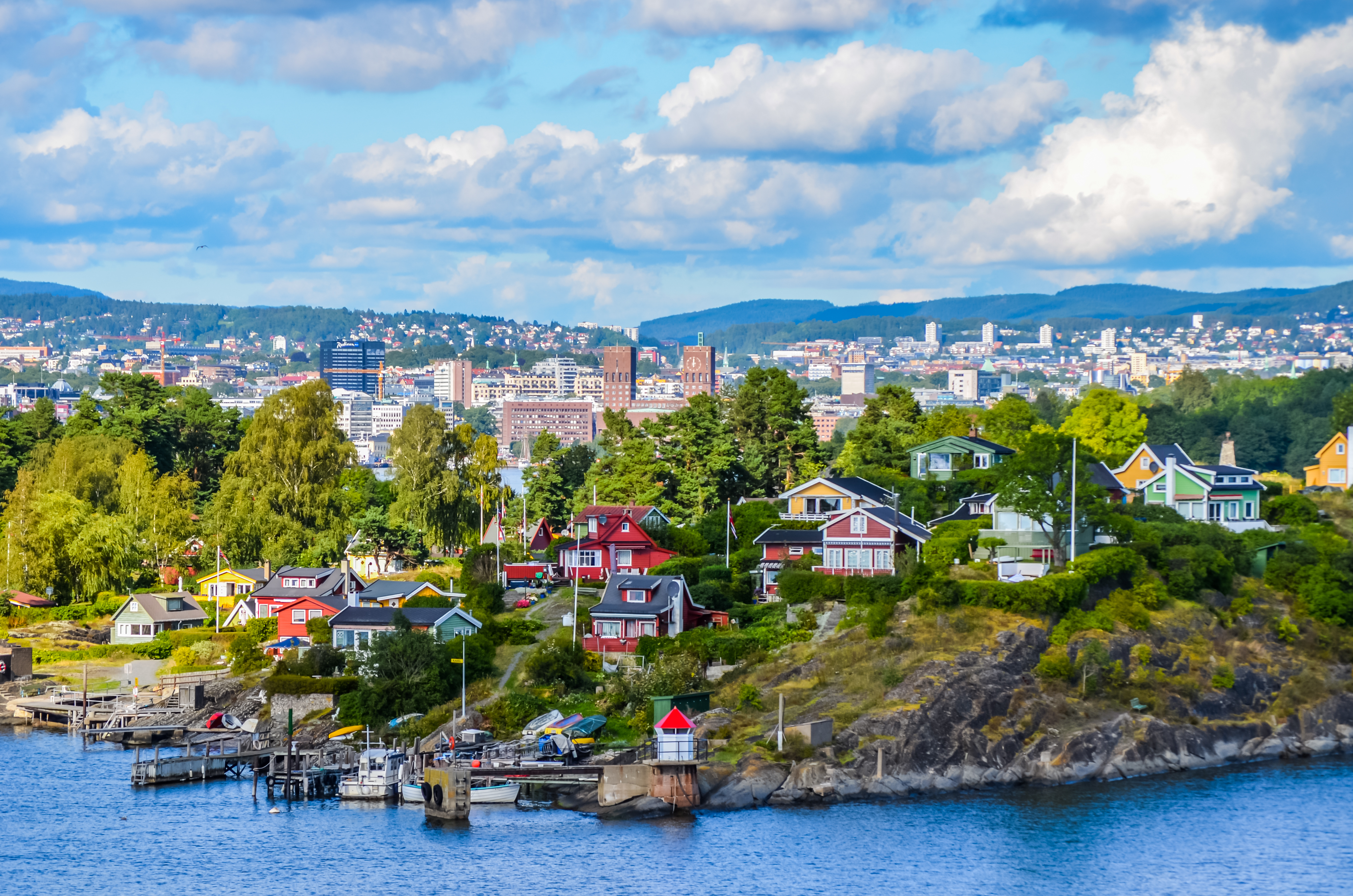 Fantastisk norsk fjordlandskab med by, marina og dramatiske bjerge
